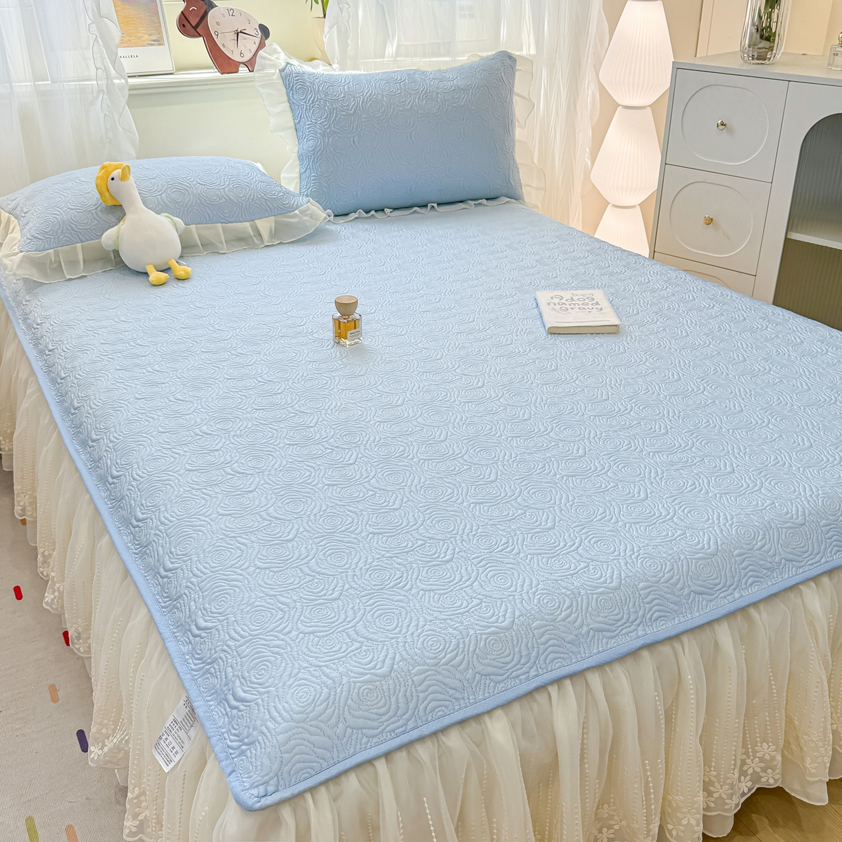 91家纺网 家纺一手货源 找家纺 眠势力 2026新款PE提花冰凉豆豆床裙款床笠凉席子冰丝凉感中分子床裙乙纶床裙床笠二合一 晚风-冰蓝