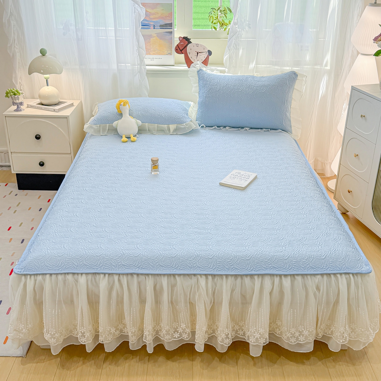 91家纺网 家纺一手货源 找家纺 眠势力 2026新款PE提花冰凉豆豆床裙款床笠凉席子冰丝凉感中分子床裙乙纶床裙床笠二合一 晚风-冰蓝