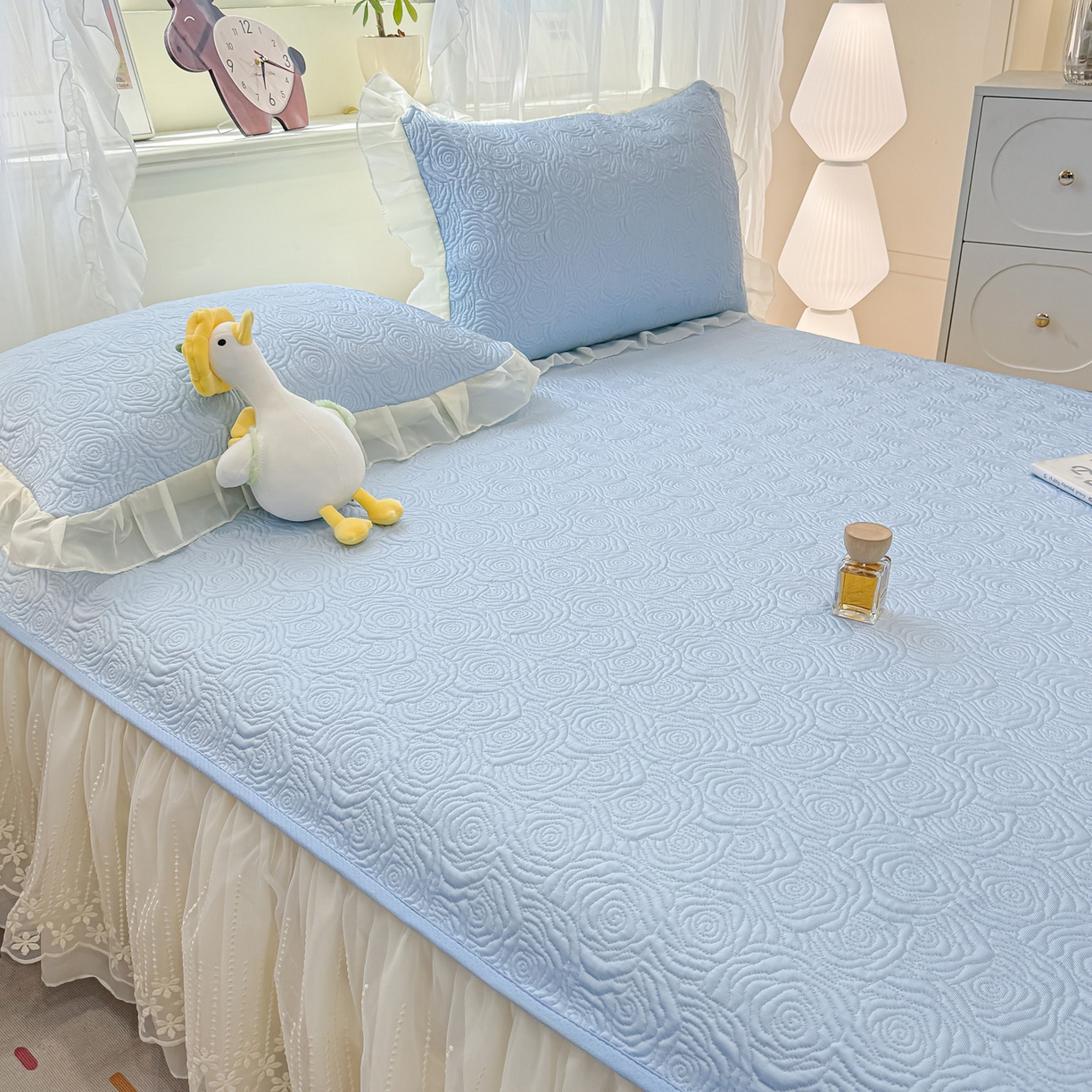 91家纺网 家纺一手货源 找家纺 眠势力 2026新款PE提花冰凉豆豆床裙款床笠凉席子冰丝凉感中分子床裙乙纶床裙床笠二合一 晚风-冰蓝