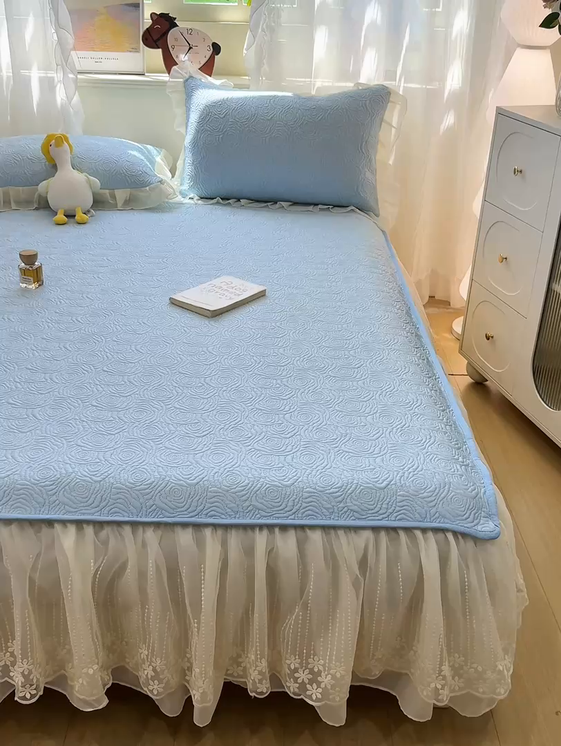 91家纺网 家纺一手货源 找家纺 眠势力 2026新款PE提花冰凉豆豆床裙款床笠凉席子冰丝凉感中分子床裙乙纶床裙床笠二合一 晚风-冰蓝