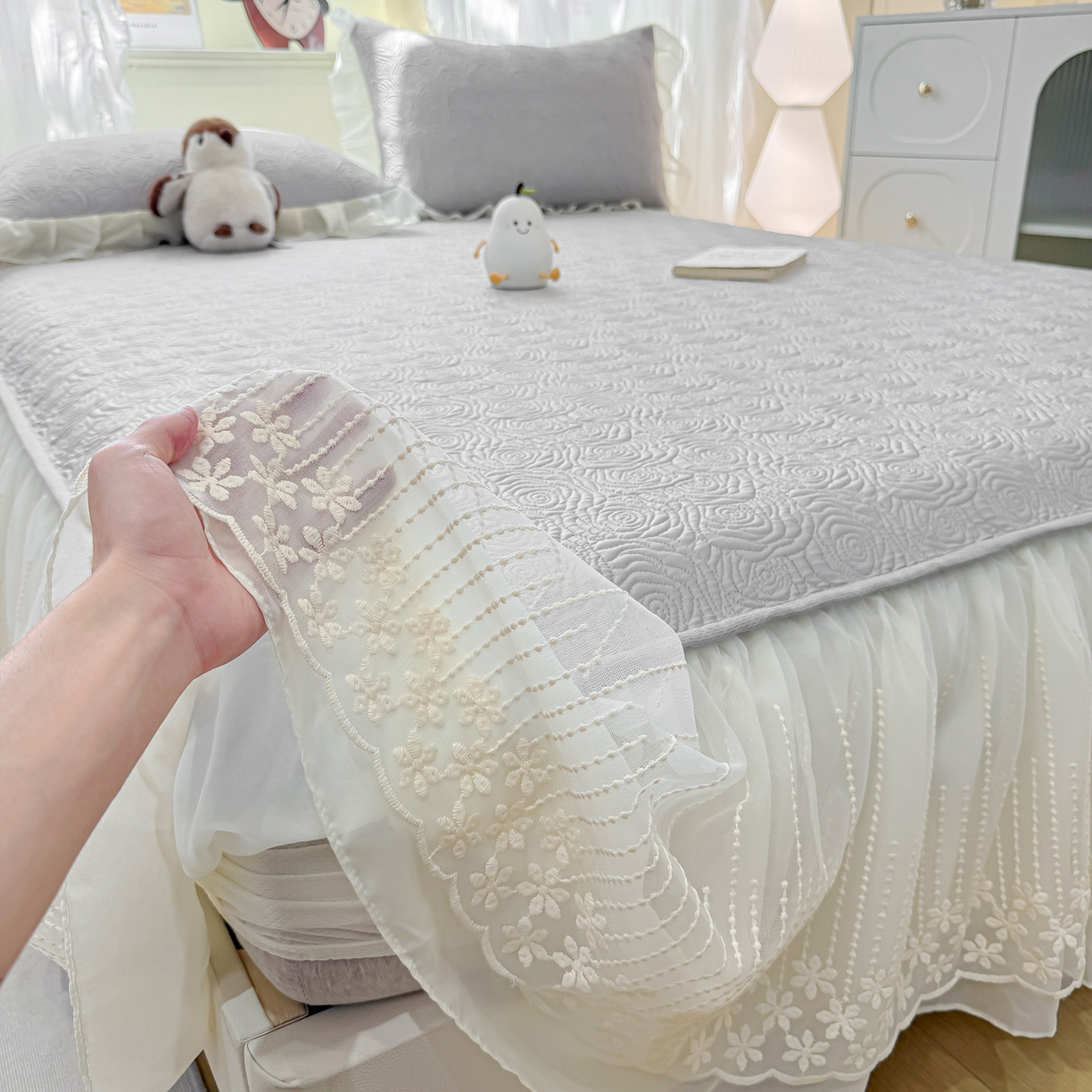 91家纺网 家纺一手货源 找家纺 眠势力 2026新款PE提花冰凉豆豆床裙款床笠凉席子冰丝凉感中分子床裙乙纶床裙床笠二合一 晚风-冷灰