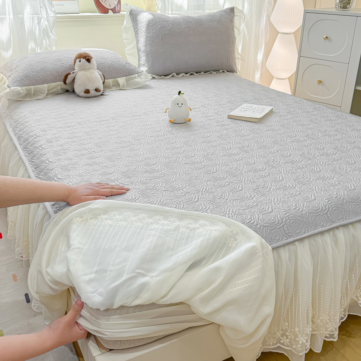 91家纺网 家纺一手货源 找家纺 眠势力 2026新款PE提花冰凉豆豆床裙款床笠凉席子冰丝凉感中分子床裙乙纶床裙床笠二合一 晚风-冷灰