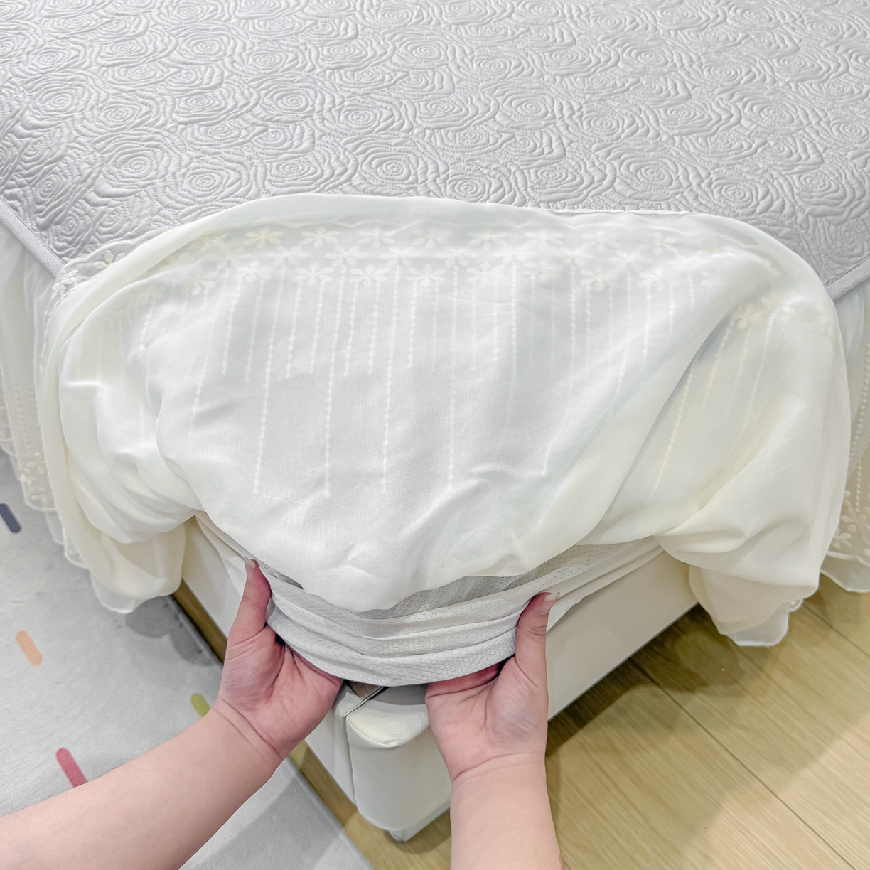 91家纺网 家纺一手货源 找家纺 眠势力 2026新款PE提花冰凉豆豆床裙款床笠凉席子冰丝凉感中分子床裙乙纶床裙床笠二合一 晚风-冷灰