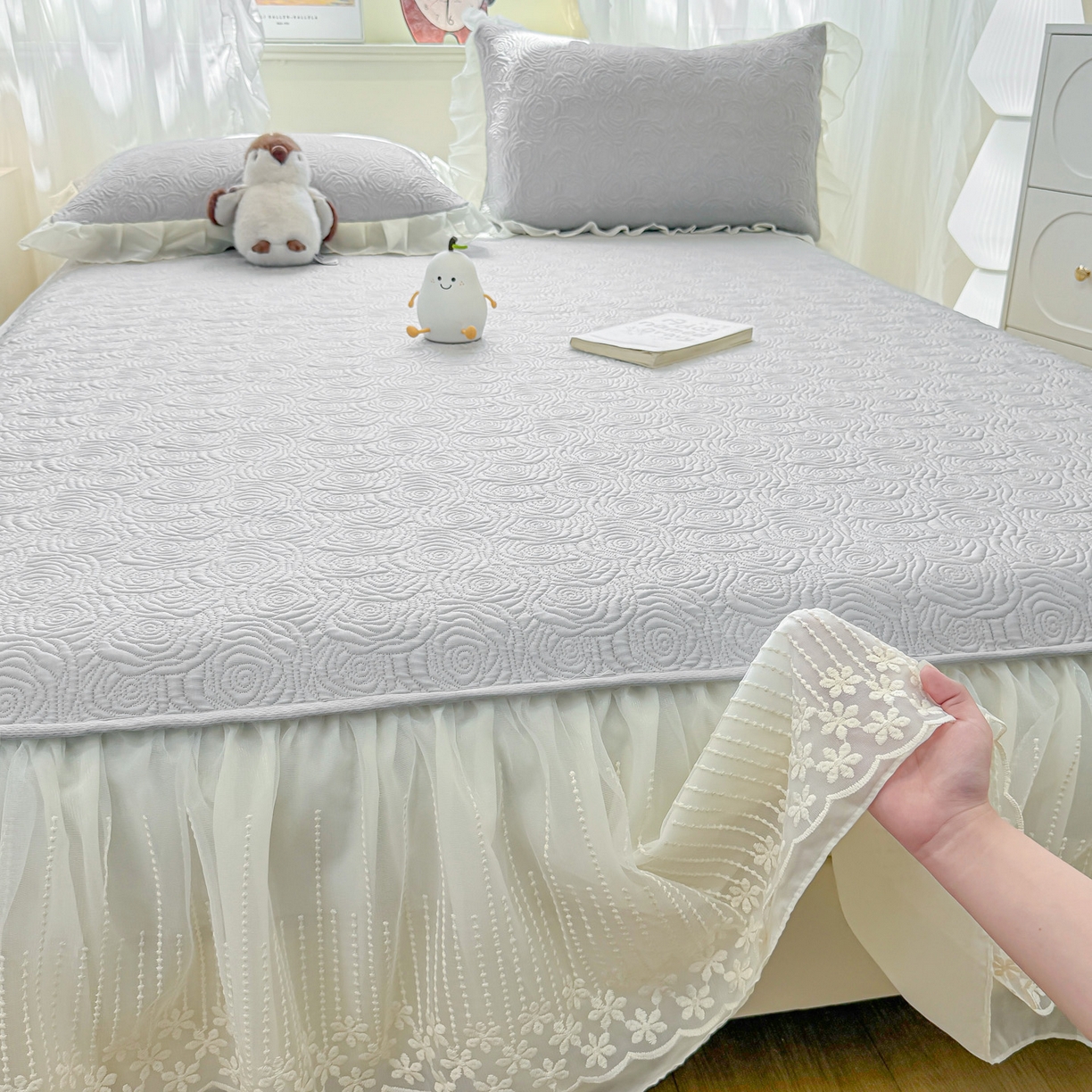 91家纺网 家纺一手货源 找家纺 眠势力 2026新款PE提花冰凉豆豆床裙款床笠凉席子冰丝凉感中分子床裙乙纶床裙床笠二合一 晚风-冷灰