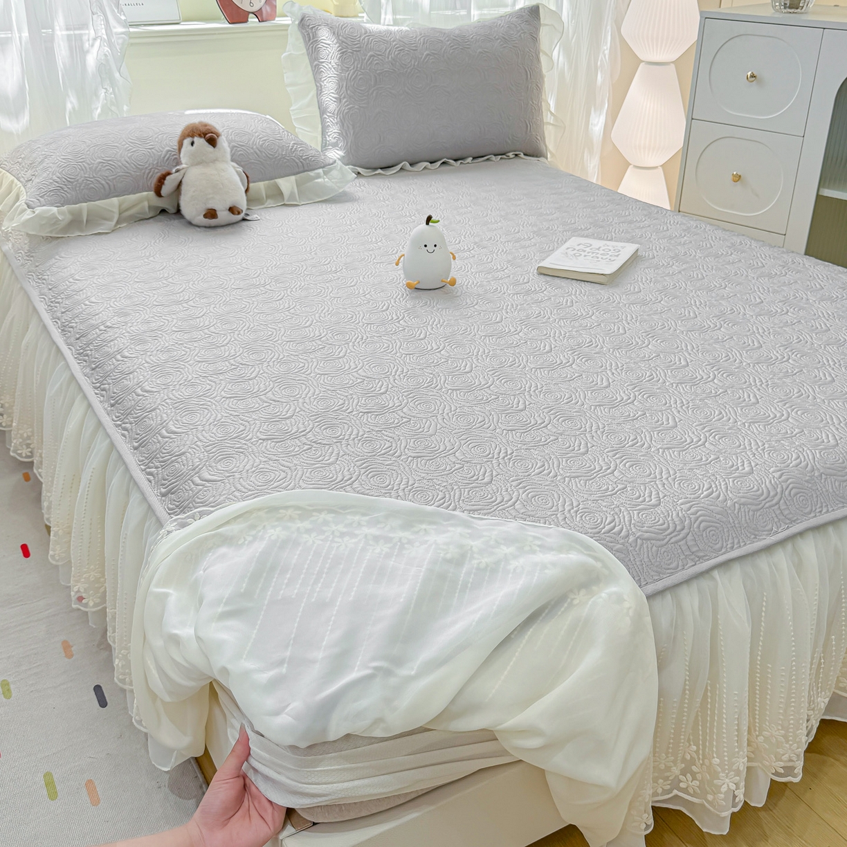 91家纺网 家纺一手货源 找家纺 眠势力 2026新款PE提花冰凉豆豆床裙款床笠凉席子冰丝凉感中分子床裙乙纶床裙床笠二合一 晚风-冷灰