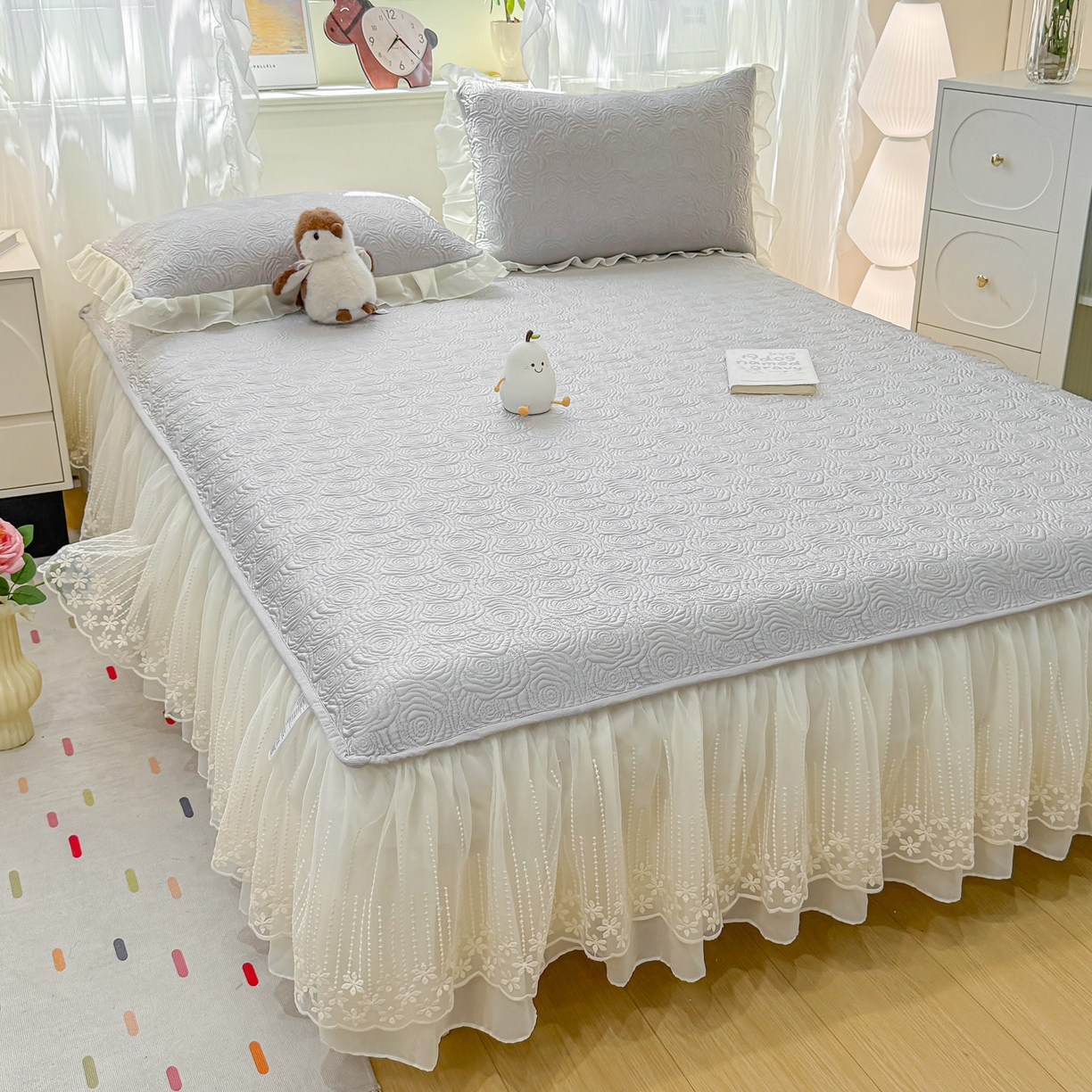 91家纺网 家纺一手货源 找家纺 眠势力 2026新款PE提花冰凉豆豆床裙款床笠凉席子冰丝凉感中分子床裙乙纶床裙床笠二合一 晚风-冷灰