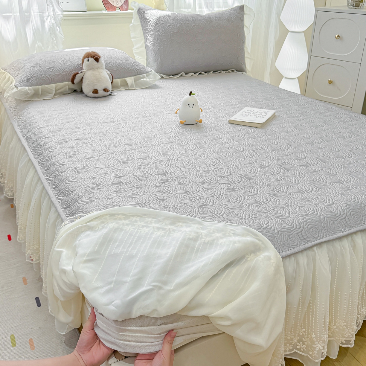 91家纺网 家纺一手货源 找家纺 眠势力 2026新款PE提花冰凉豆豆床裙款床笠凉席子冰丝凉感中分子床裙乙纶床裙床笠二合一 晚风-冷灰