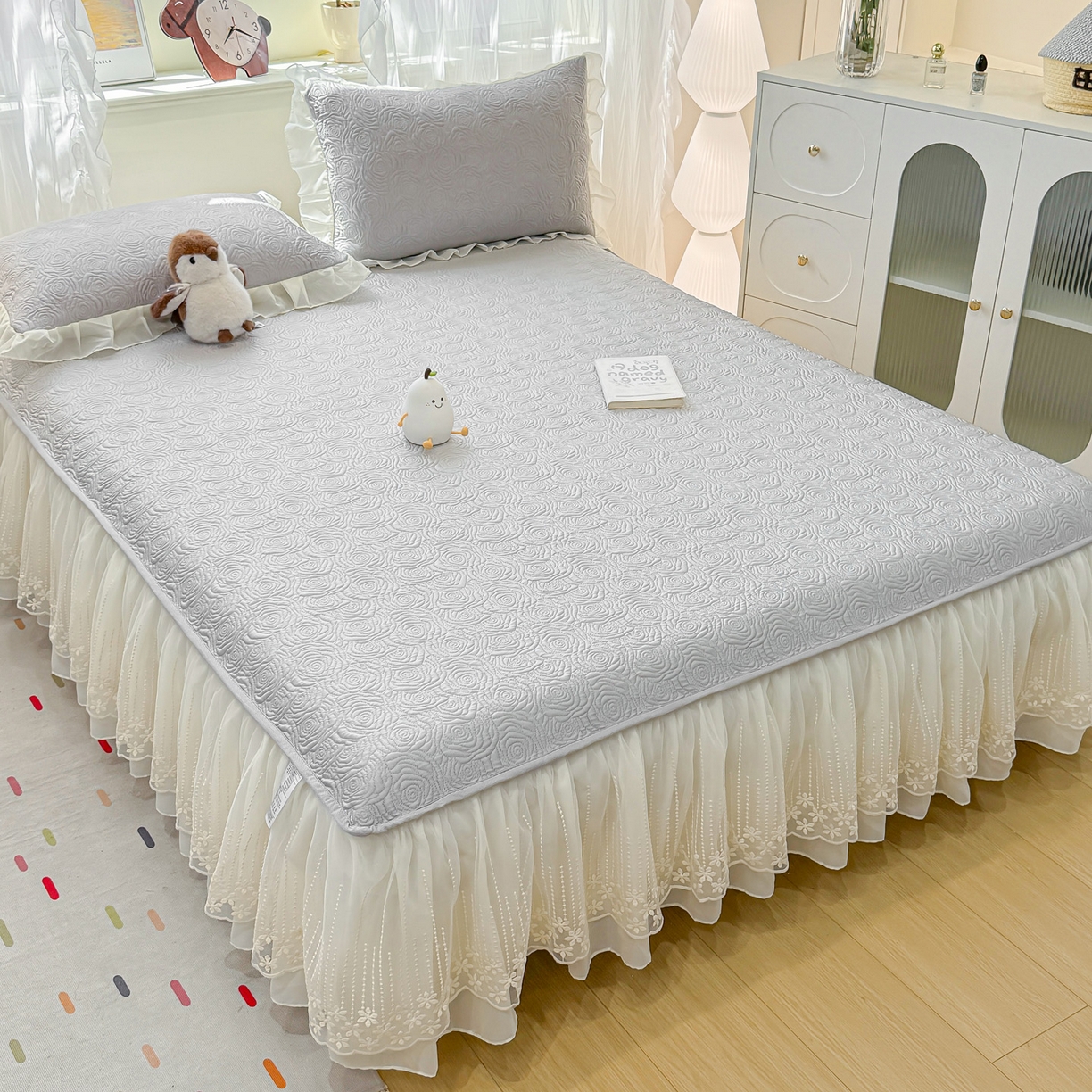 91家纺网 家纺一手货源 找家纺 眠势力 2026新款PE提花冰凉豆豆床裙款床笠凉席子冰丝凉感中分子床裙乙纶床裙床笠二合一 晚风-冷灰