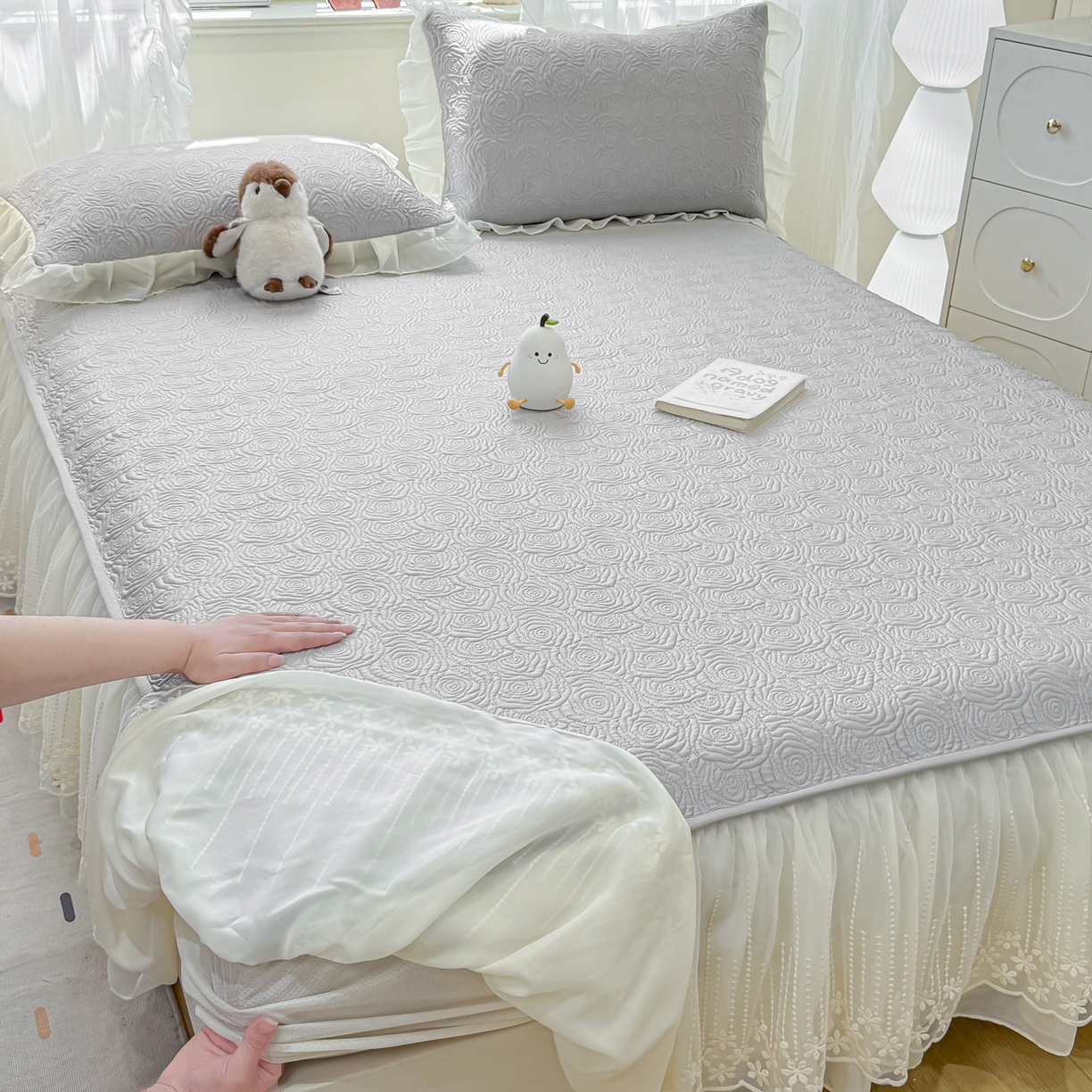 91家纺网 家纺一手货源 找家纺 眠势力 2026新款PE提花冰凉豆豆床裙款床笠凉席子冰丝凉感中分子床裙乙纶床裙床笠二合一 晚风-冷灰