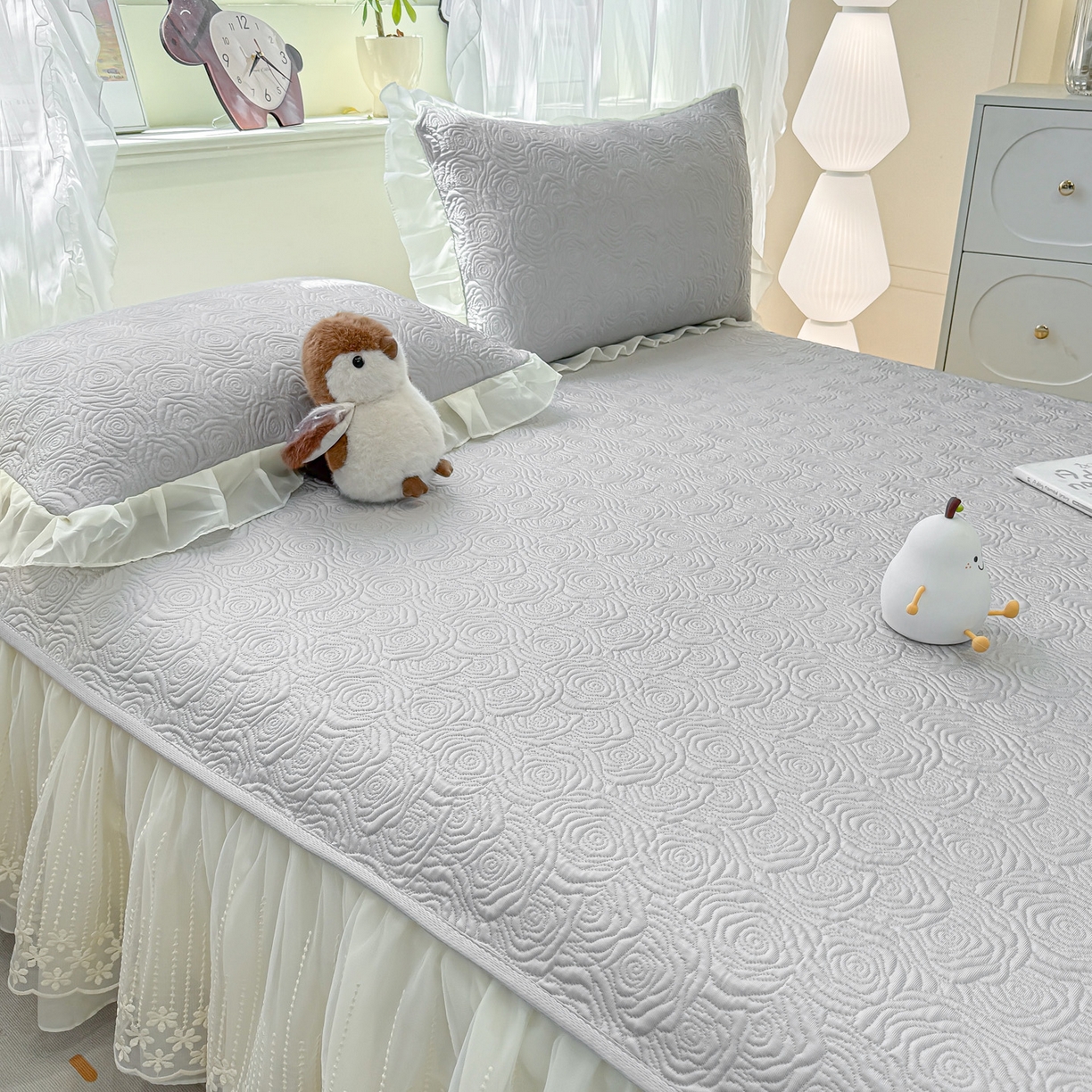 91家纺网 家纺一手货源 找家纺 眠势力 2026新款PE提花冰凉豆豆床裙款床笠凉席子冰丝凉感中分子床裙乙纶床裙床笠二合一 晚风-冷灰