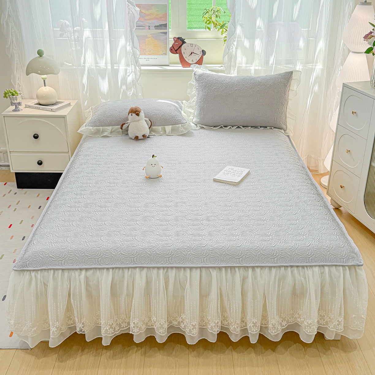 91家纺网 家纺一手货源 找家纺 眠势力 2026新款PE提花冰凉豆豆床裙款床笠凉席子冰丝凉感中分子床裙乙纶床裙床笠二合一 晚风-冷灰