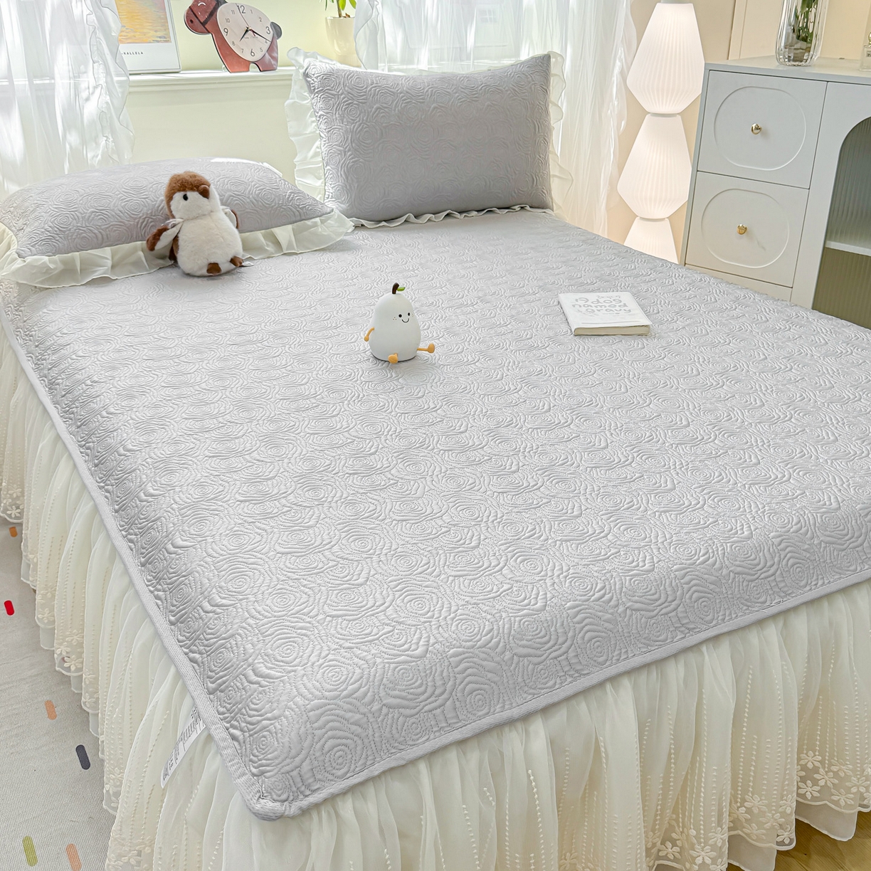 91家纺网 家纺一手货源 找家纺 眠势力 2026新款PE提花冰凉豆豆床裙款床笠凉席子冰丝凉感中分子床裙乙纶床裙床笠二合一 晚风-冷灰