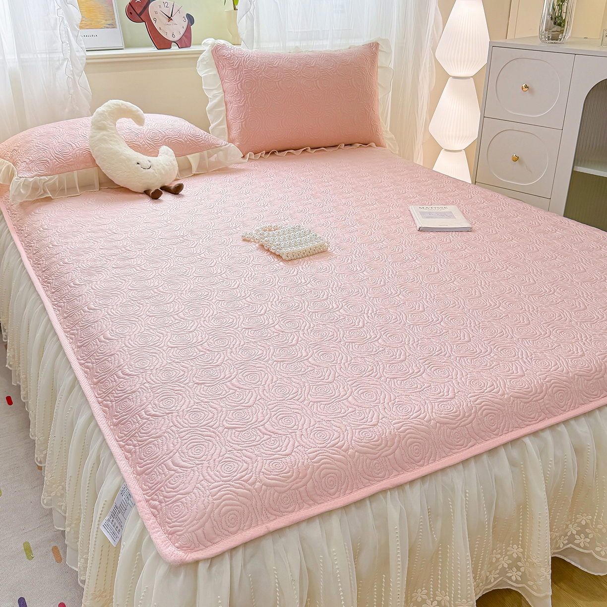 91家纺网 家纺一手货源 找家纺 眠势力 2026新款PE提花冰凉豆豆床裙款床笠凉席子冰丝凉感中分子床裙乙纶床裙床笠二合一 晚风-凝粉