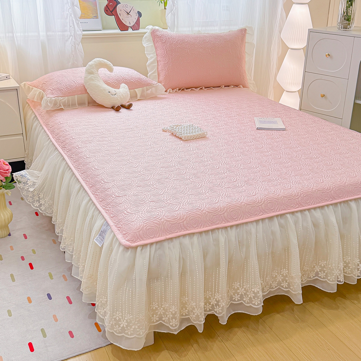 91家纺网 家纺一手货源 找家纺 眠势力 2026新款PE提花冰凉豆豆床裙款床笠凉席子冰丝凉感中分子床裙乙纶床裙床笠二合一 晚风-凝粉