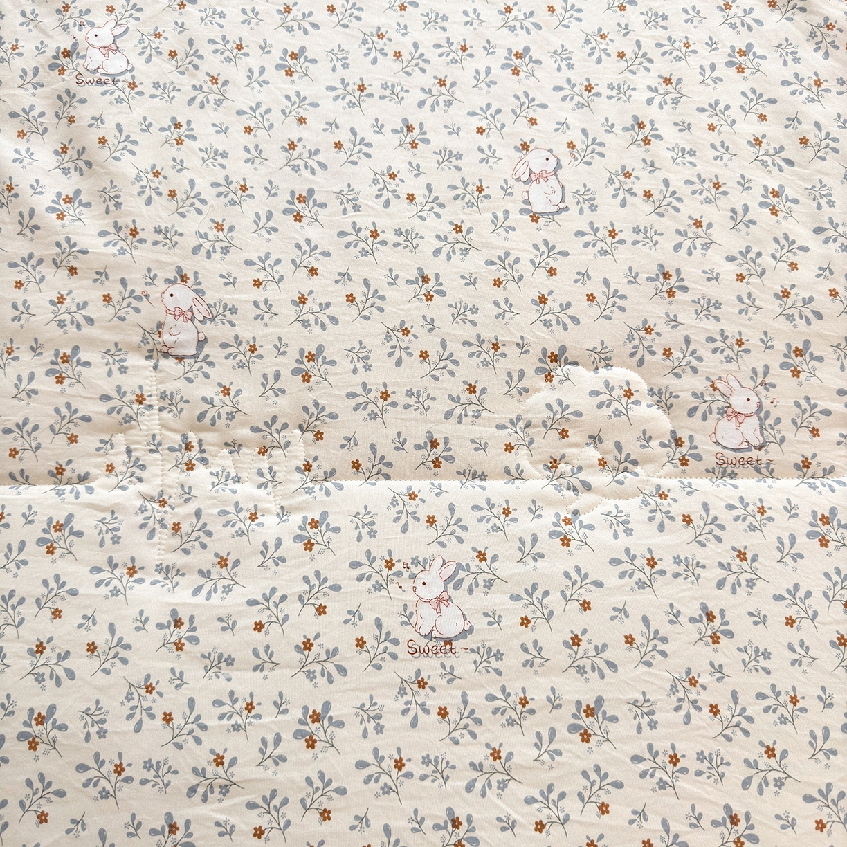 91家纺网 家纺一手货源 找家纺 2026新款A类印花手包边凌香新疆棉花夏被 凌香花园兔