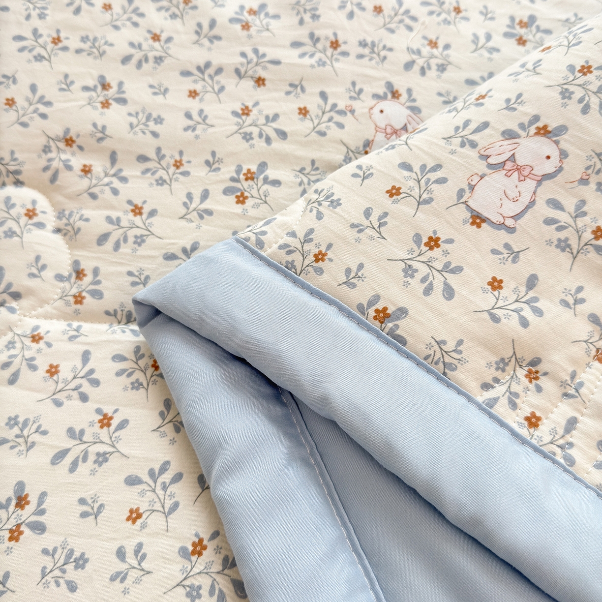 91家纺网 家纺一手货源 找家纺 2026新款A类印花手包边凌香新疆棉花夏被 凌香花园兔