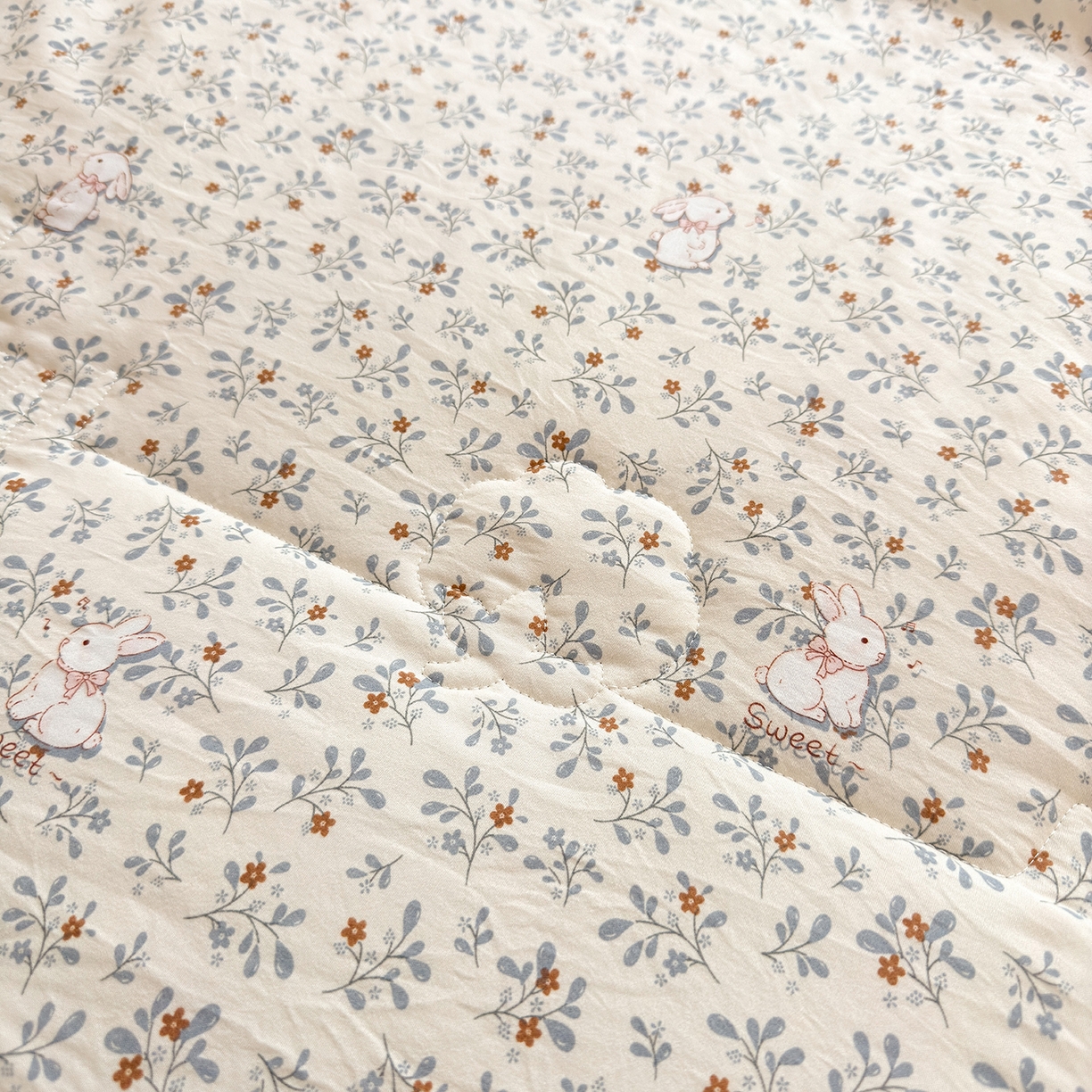 91家纺网 家纺一手货源 找家纺 2026新款A类印花手包边凌香新疆棉花夏被 凌香花园兔