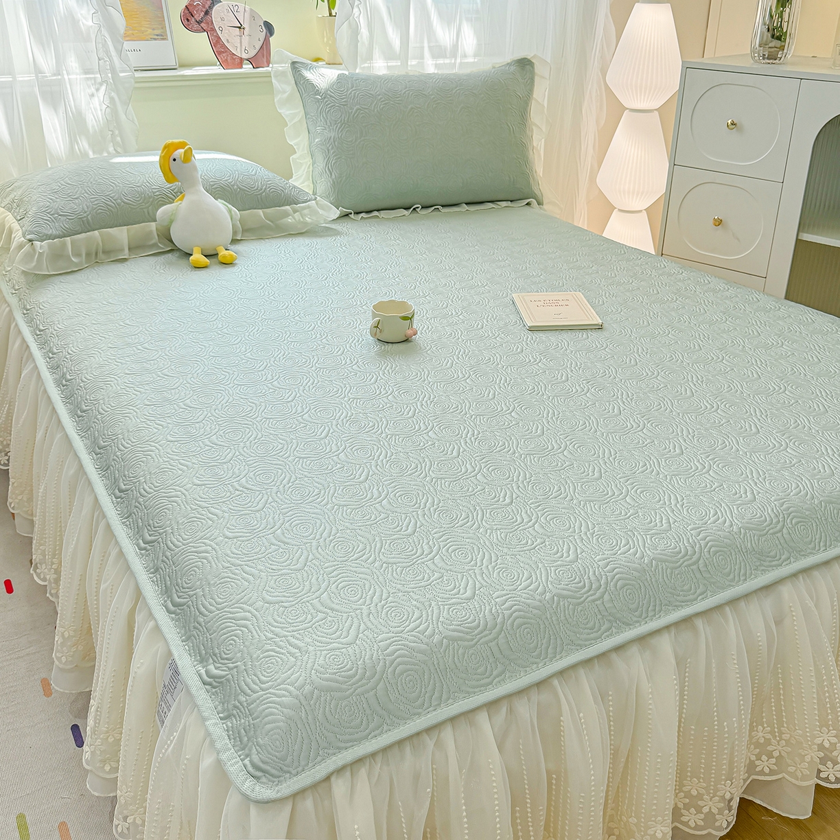 91家纺网 家纺一手货源 找家纺 眠势力 2026新款PE提花冰凉豆豆床裙款床笠凉席子冰丝凉感中分子床裙乙纶床裙床笠二合一 晚风-清绿