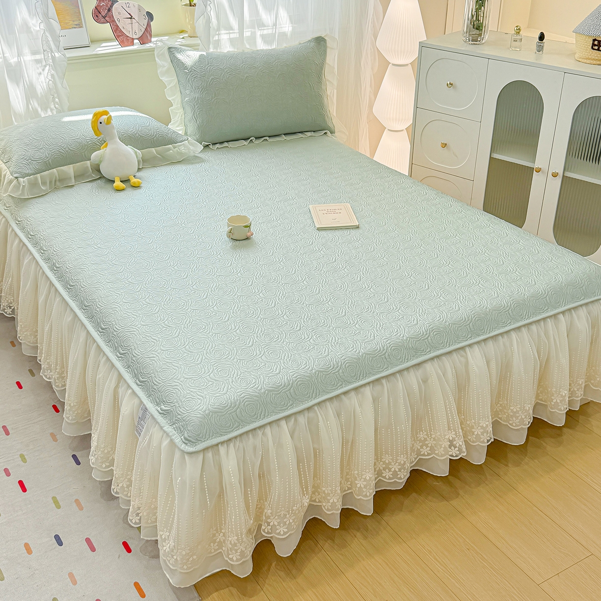 91家纺网 家纺一手货源 找家纺 眠势力 2026新款PE提花冰凉豆豆床裙款床笠凉席子冰丝凉感中分子床裙乙纶床裙床笠二合一 晚风-清绿