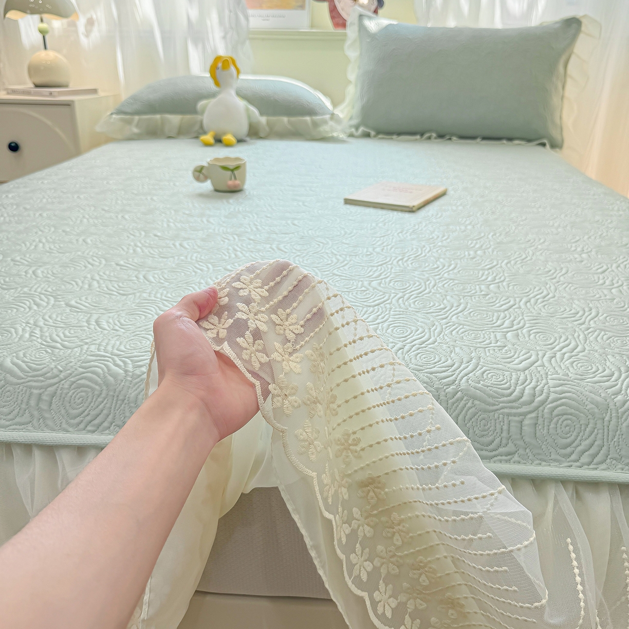 91家纺网 家纺一手货源 找家纺 眠势力 2026新款PE提花冰凉豆豆床裙款床笠凉席子冰丝凉感中分子床裙乙纶床裙床笠二合一 晚风-清绿