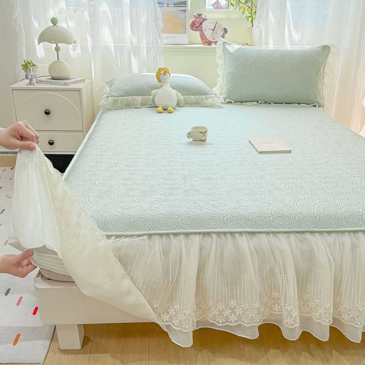 91家纺网 家纺一手货源 找家纺 眠势力 2026新款PE提花冰凉豆豆床裙款床笠凉席子冰丝凉感中分子床裙乙纶床裙床笠二合一 晚风-清绿