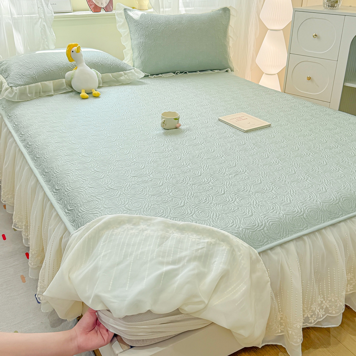 91家纺网 家纺一手货源 找家纺 眠势力 2026新款PE提花冰凉豆豆床裙款床笠凉席子冰丝凉感中分子床裙乙纶床裙床笠二合一 晚风-清绿