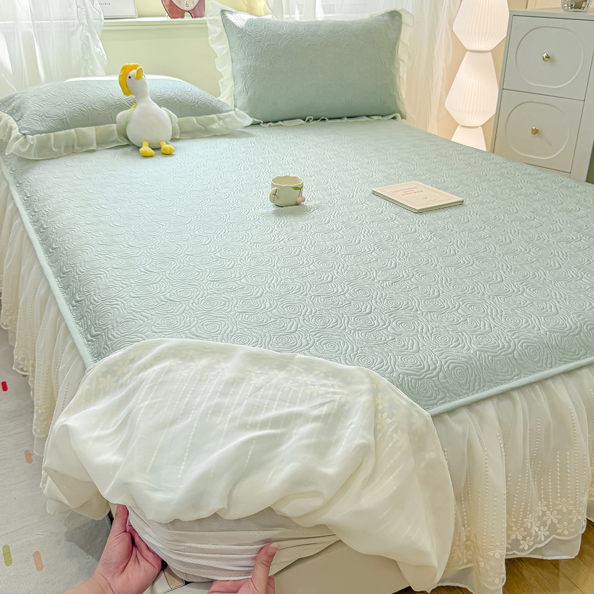 91家纺网 家纺一手货源 找家纺 眠势力 2026新款PE提花冰凉豆豆床裙款床笠凉席子冰丝凉感中分子床裙乙纶床裙床笠二合一 晚风-清绿