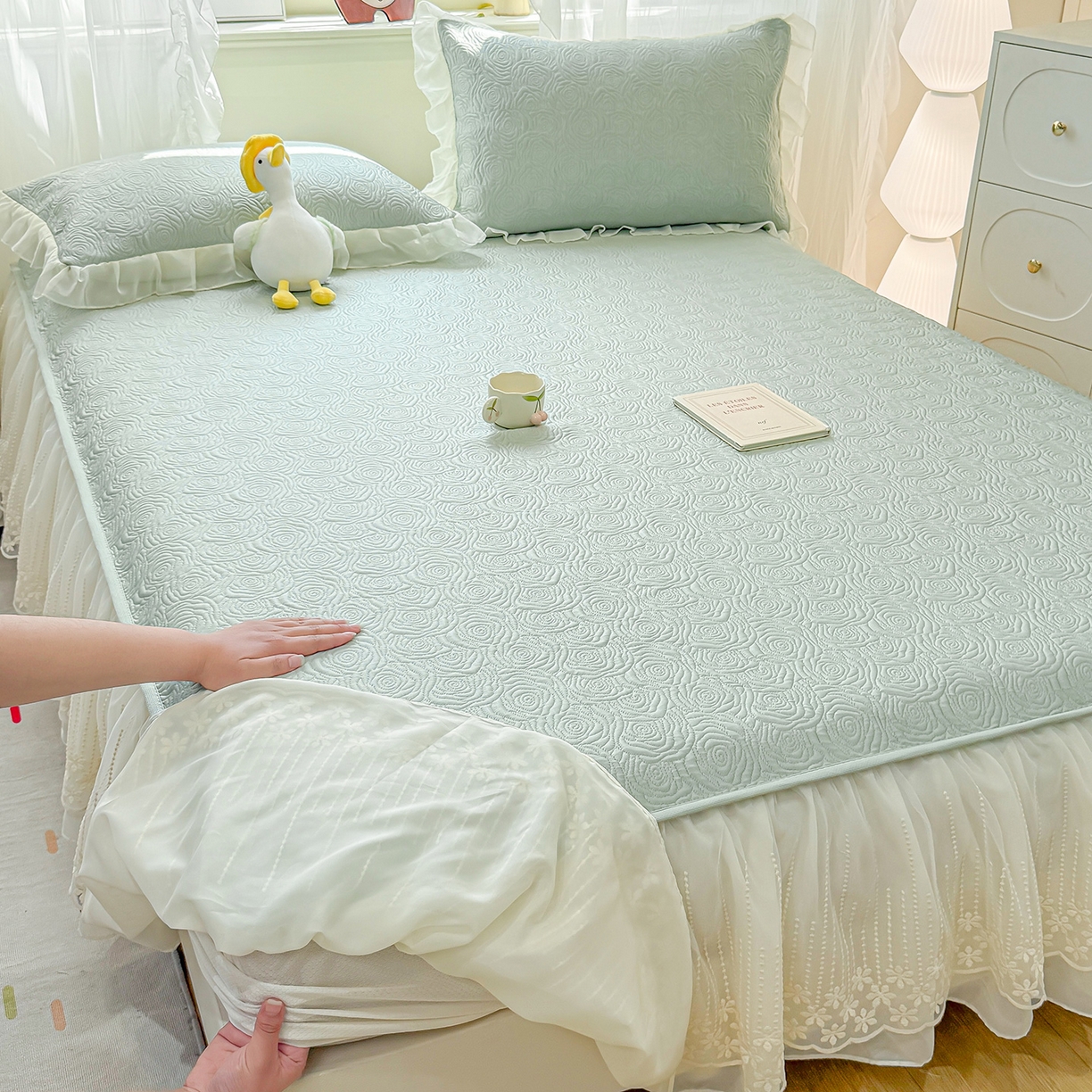 91家纺网 家纺一手货源 找家纺 眠势力 2026新款PE提花冰凉豆豆床裙款床笠凉席子冰丝凉感中分子床裙乙纶床裙床笠二合一 晚风-清绿