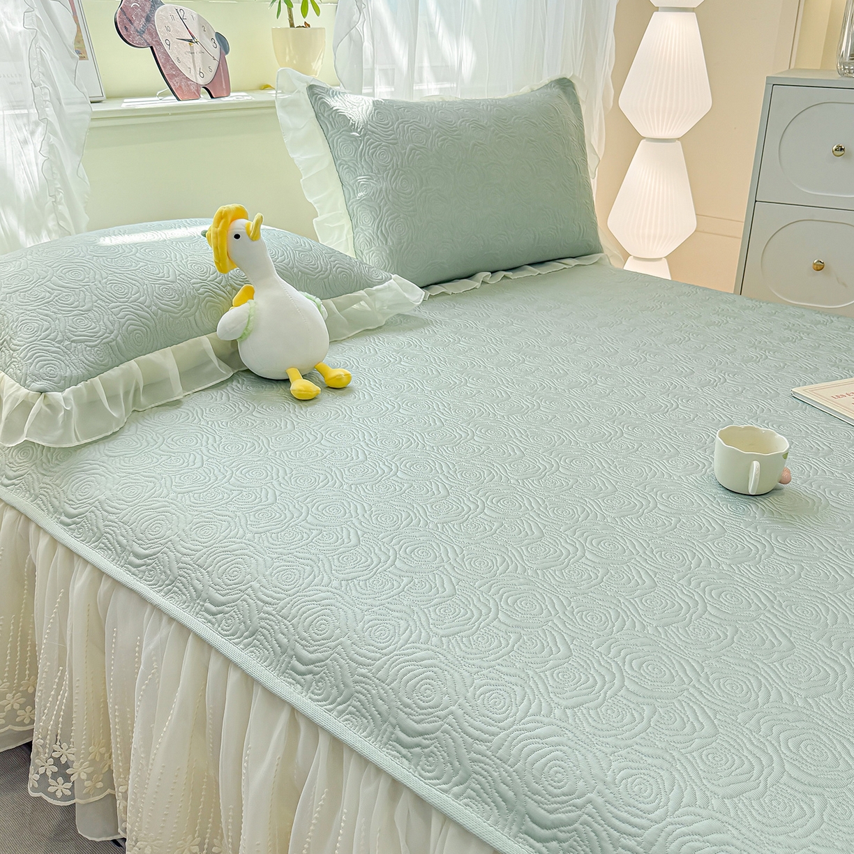 91家纺网 家纺一手货源 找家纺 眠势力 2026新款PE提花冰凉豆豆床裙款床笠凉席子冰丝凉感中分子床裙乙纶床裙床笠二合一 晚风-清绿