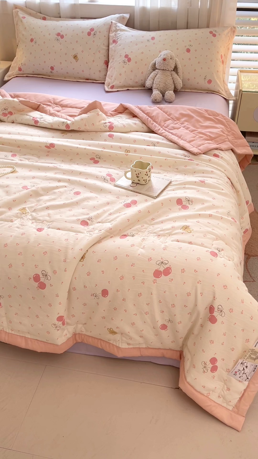 91家纺网 家纺一手货源 找家纺  2026新款A类印花手包边凌香新疆棉花夏被 凌香甜美樱桃