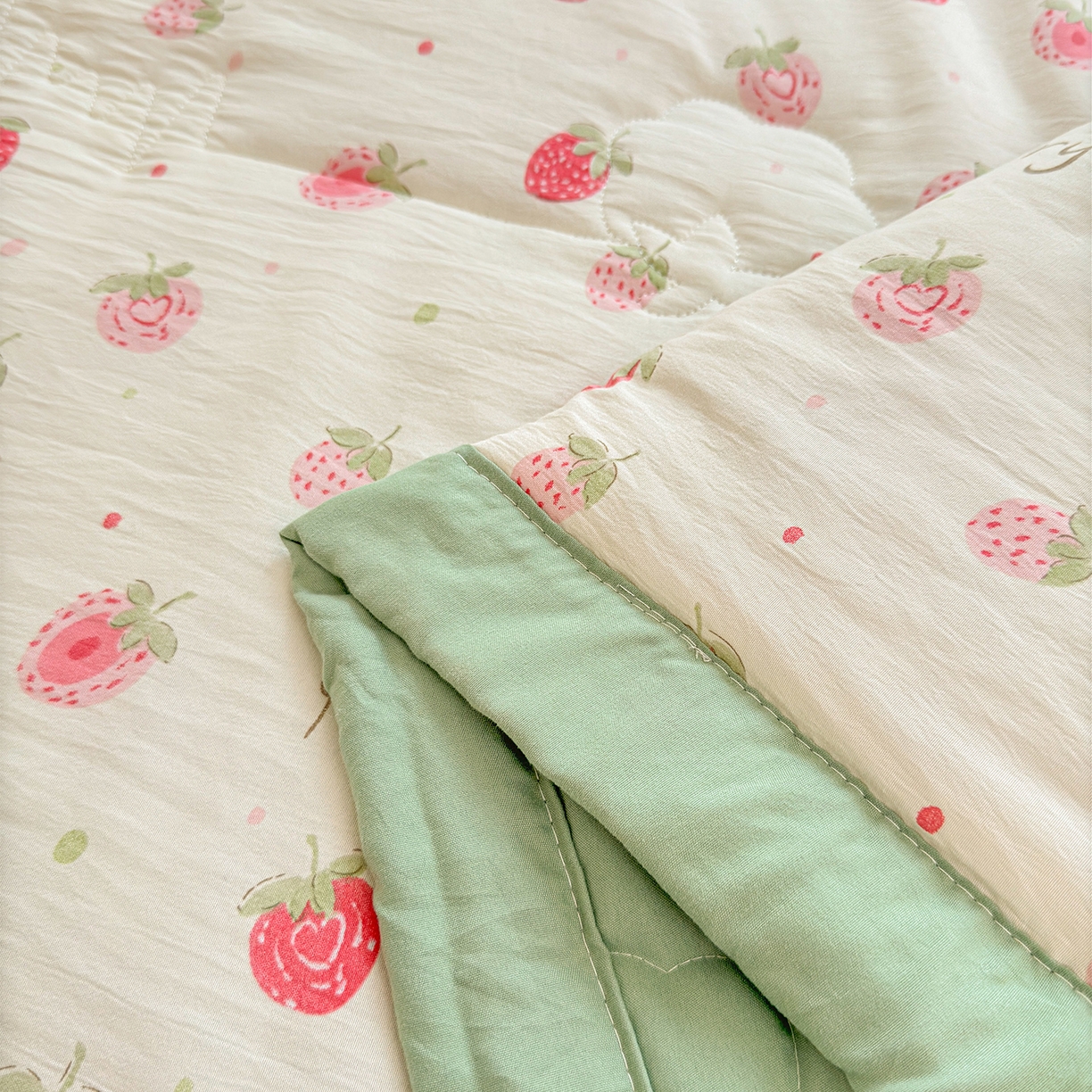 91家纺网 家纺一手货源 找家纺 2026新款A类直播爆款凌香棉花夏被空调被夏凉被 凌香草莓甜心