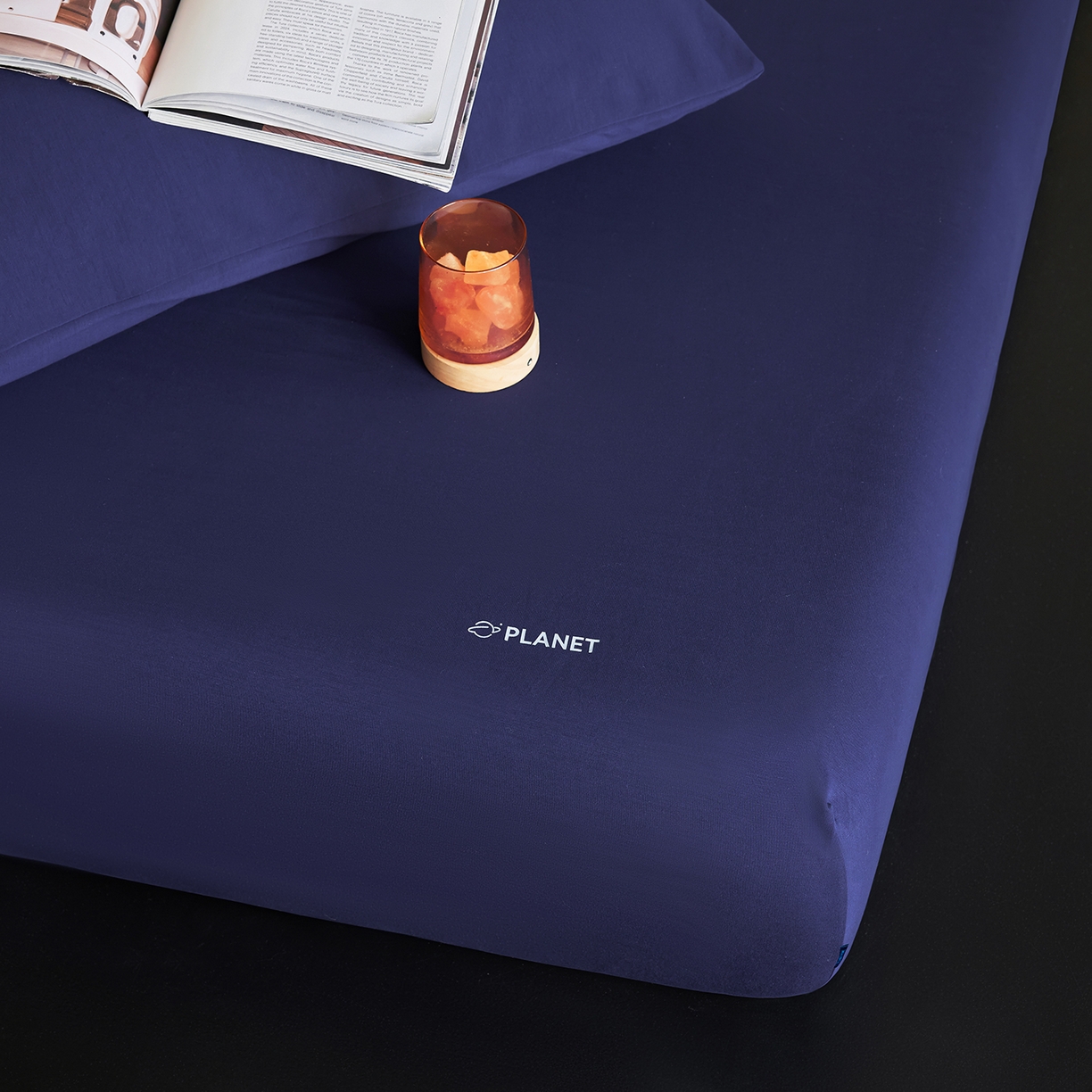 91家纺网 家纺一手货源 找家纺 （总）莱福仕 2026新款酣睡星球深蓝床笠单品床笠床笠单件1.0-场景二