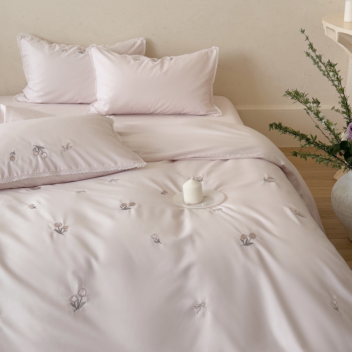 91家纺网 家纺一手货源 找家纺 （总）艾唯希家纺 2026新款全棉纯棉满绣小花边工艺四件套刺绣-郁金小花系列