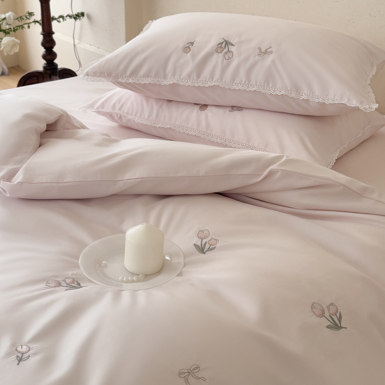 91家纺网 家纺一手货源 找家纺 艾唯希家纺 2026新款全棉纯棉满绣小花边工艺四件套刺绣-郁金小花系列 郁金小花-粉