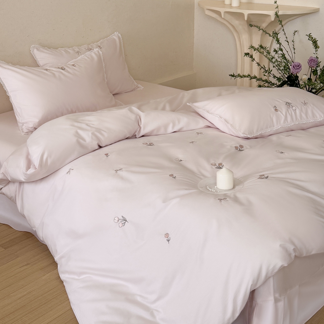 91家纺网 家纺一手货源 找家纺 艾唯希家纺 2026新款全棉纯棉满绣小花边工艺四件套刺绣-郁金小花系列 郁金小花-粉