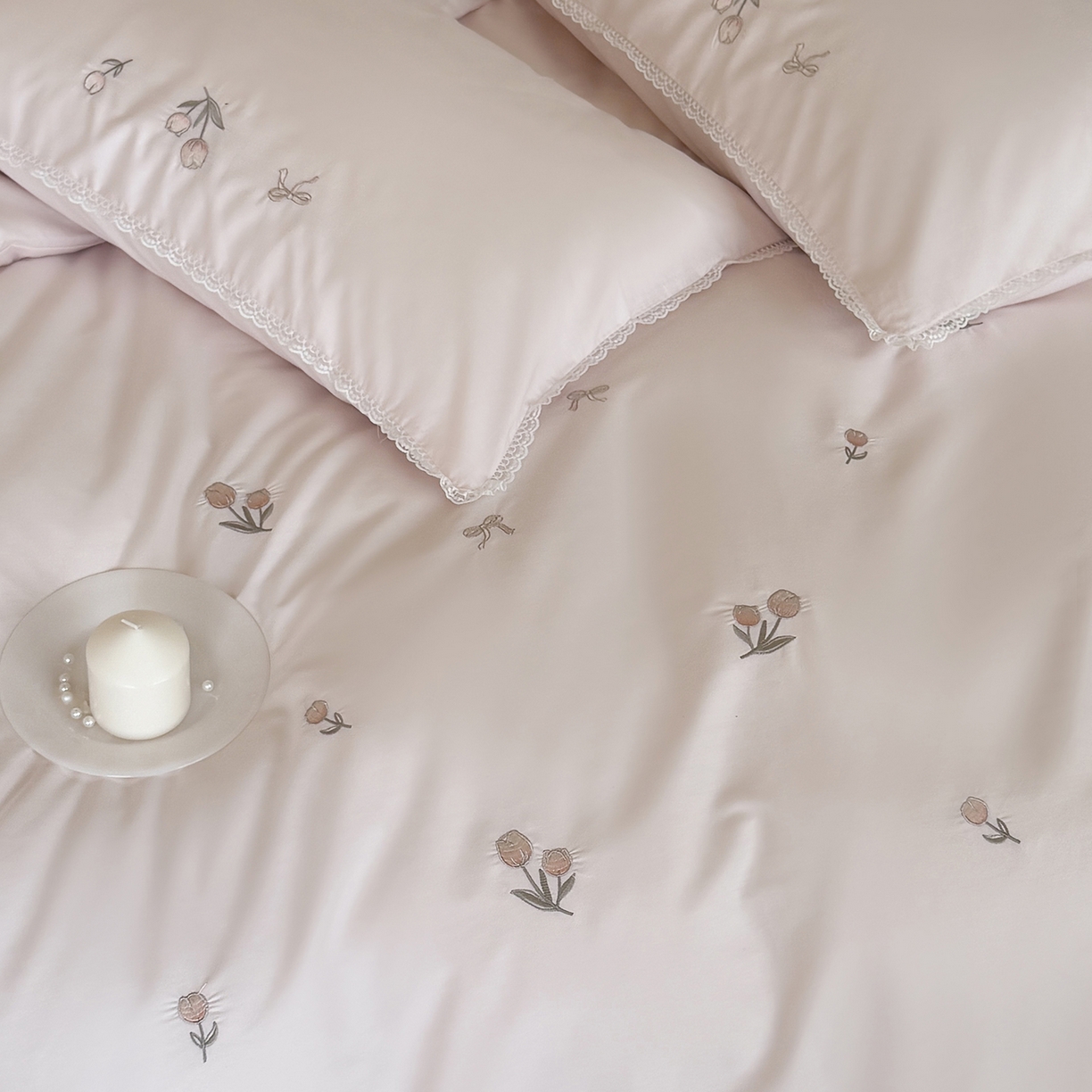 91家纺网 家纺一手货源 找家纺 艾唯希家纺 2026新款全棉纯棉满绣小花边工艺四件套刺绣-郁金小花系列 郁金小花-粉