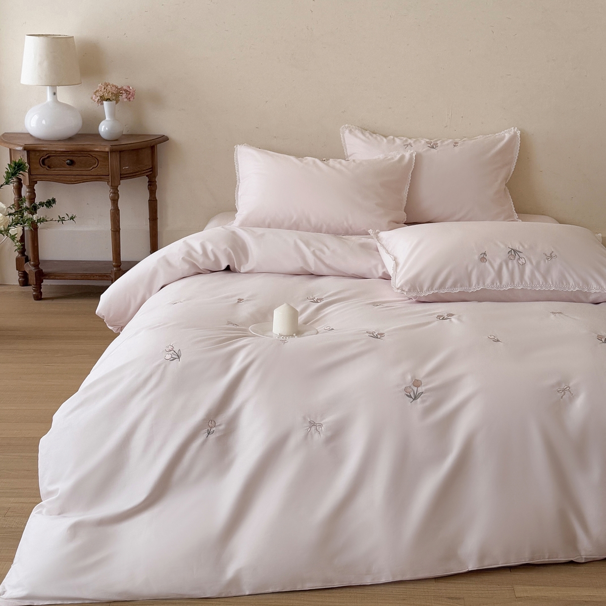 91家纺网 家纺一手货源 找家纺 艾唯希家纺 2026新款全棉纯棉满绣小花边工艺四件套刺绣-郁金小花系列 郁金小花-粉