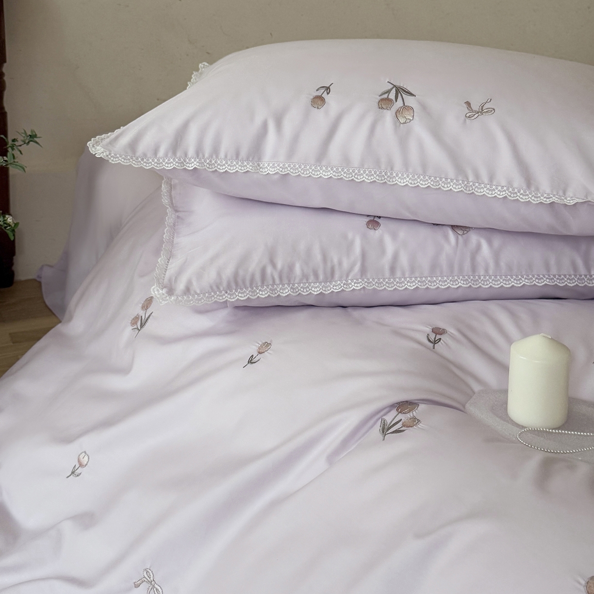 91家纺网 家纺一手货源 找家纺 艾唯希家纺 2026新款全棉纯棉满绣小花边工艺四件套刺绣-郁金小花系列 郁金小花-紫