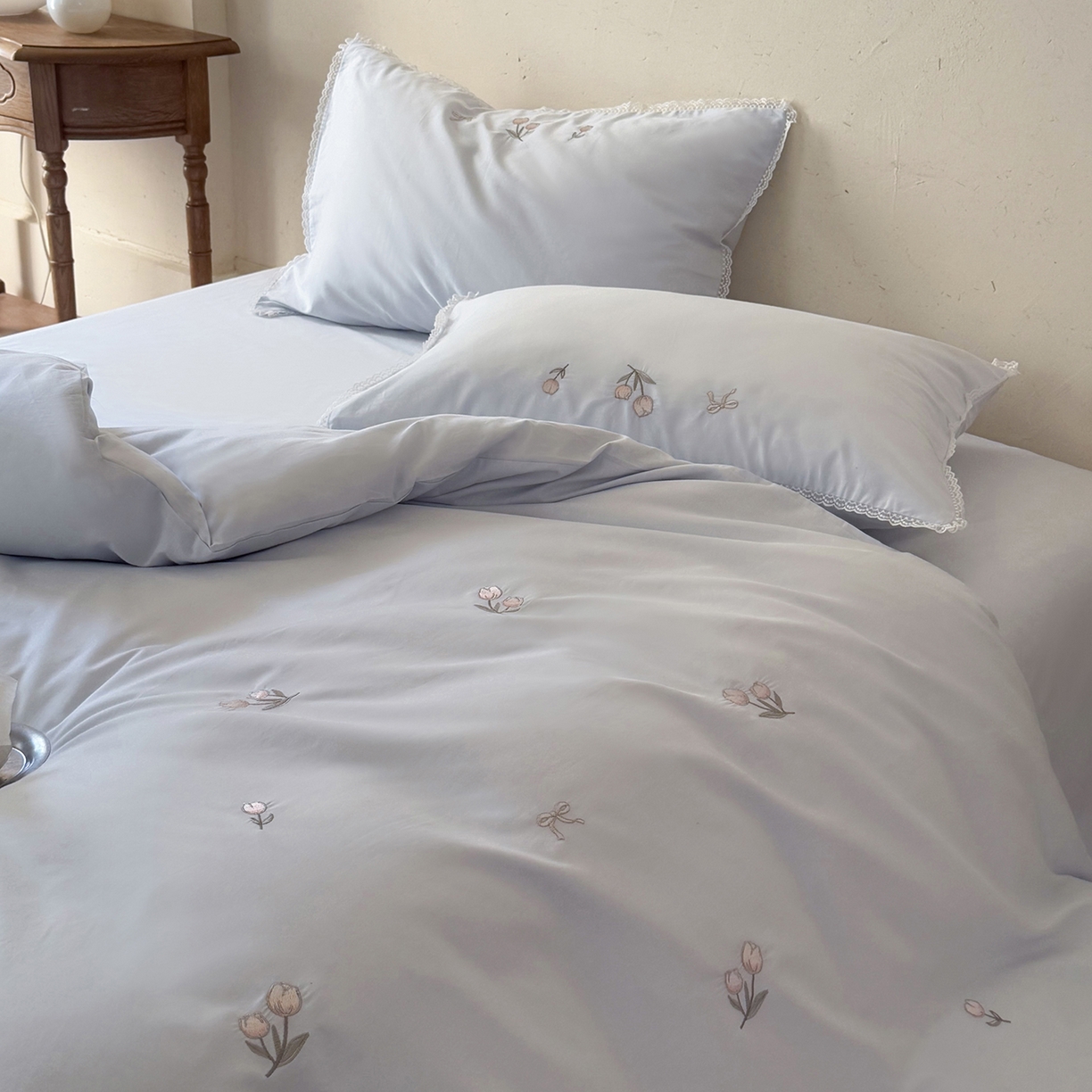 91家纺网 家纺一手货源 找家纺 艾唯希家纺 2026新款全棉纯棉满绣小花边工艺四件套刺绣-郁金小花系列 郁金小花-蓝