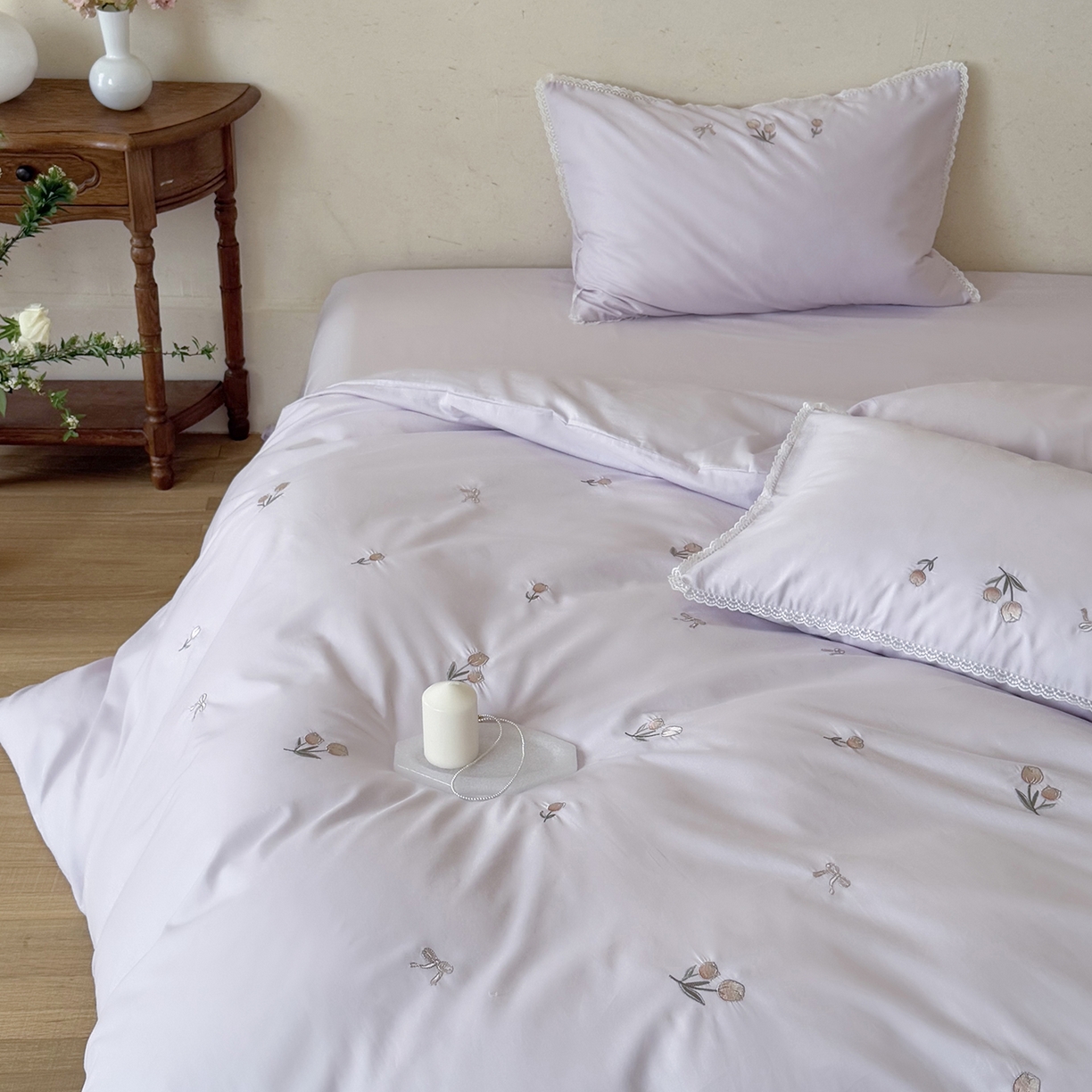 91家纺网 家纺一手货源 找家纺 艾唯希家纺 2026新款全棉纯棉满绣小花边工艺四件套刺绣-郁金小花系列 郁金小花-紫