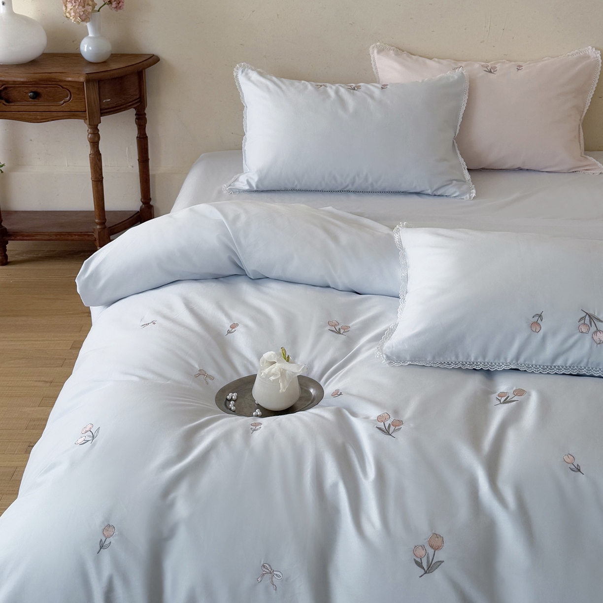 91家纺网 家纺一手货源 找家纺 艾唯希家纺 2026新款全棉纯棉满绣小花边工艺四件套刺绣-郁金小花系列 郁金小花-蓝