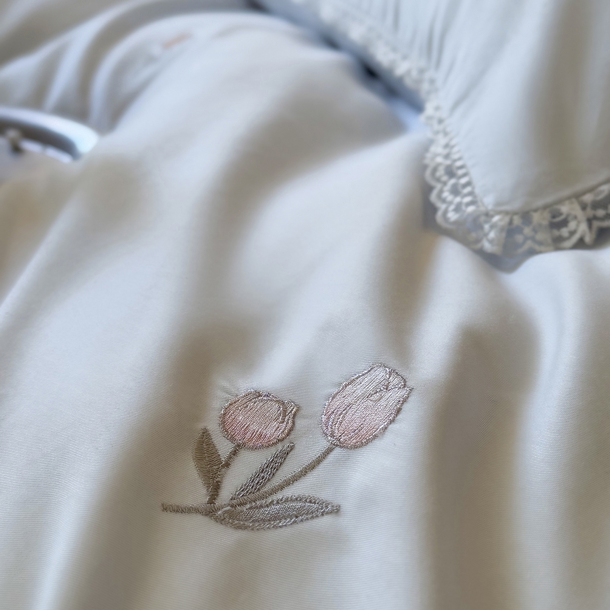 91家纺网 家纺一手货源 找家纺 艾唯希家纺 2026新款全棉纯棉满绣小花边工艺四件套刺绣-郁金小花系列 郁金小花-蓝