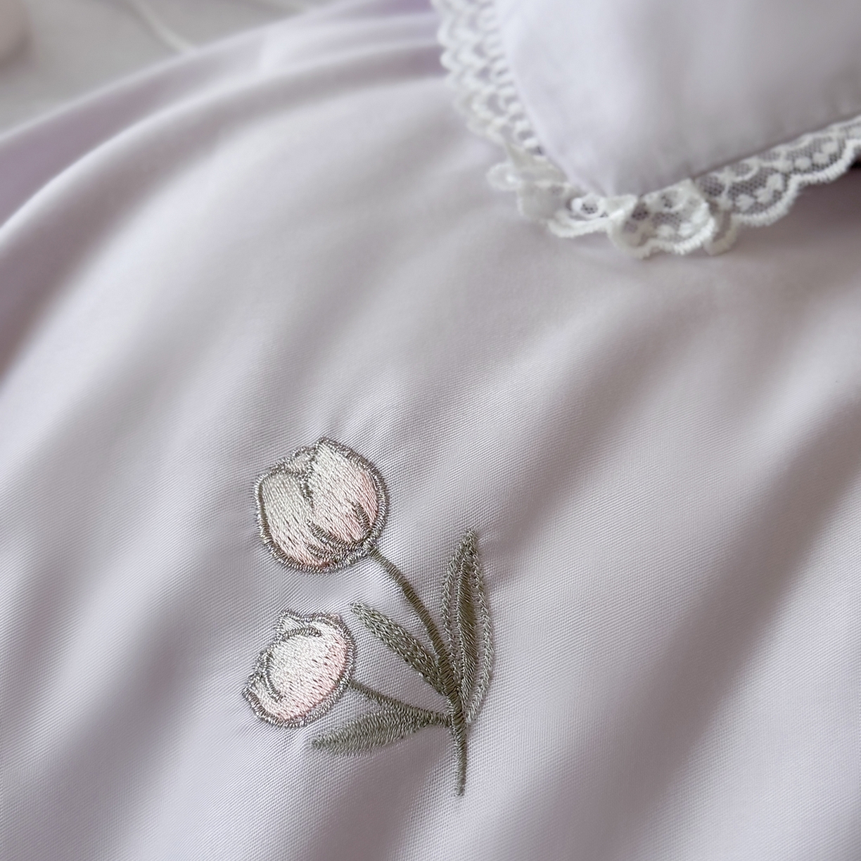 91家纺网 家纺一手货源 找家纺 艾唯希家纺 2026新款全棉纯棉满绣小花边工艺四件套刺绣-郁金小花系列 郁金小花-紫