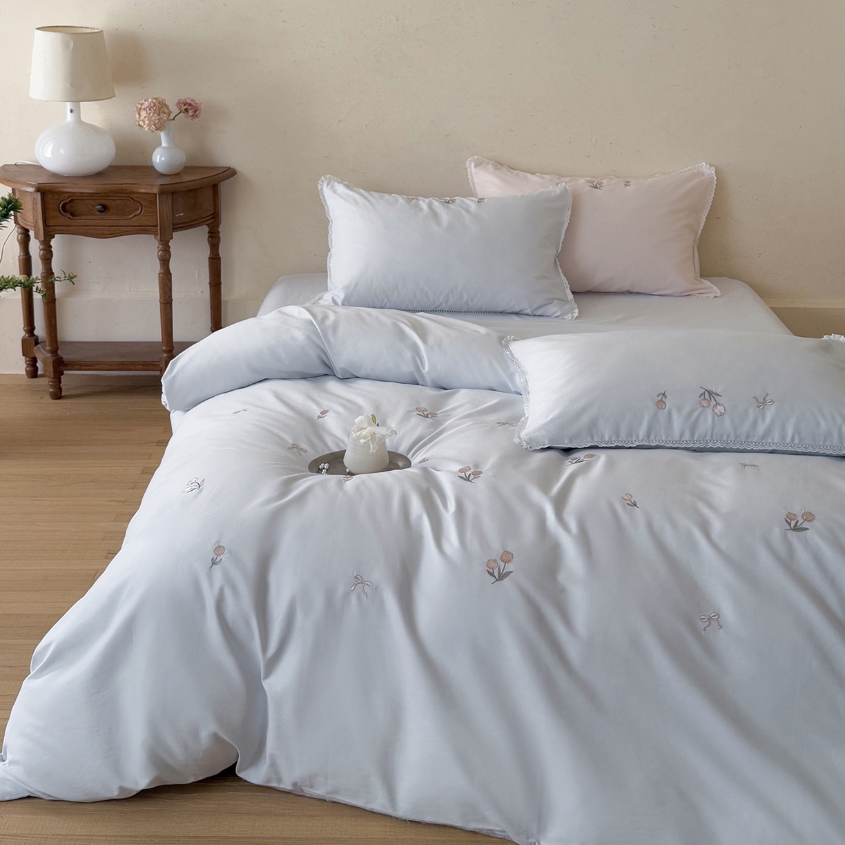 91家纺网 家纺一手货源 找家纺 艾唯希家纺 2026新款全棉纯棉满绣小花边工艺四件套刺绣-郁金小花系列 郁金小花-蓝