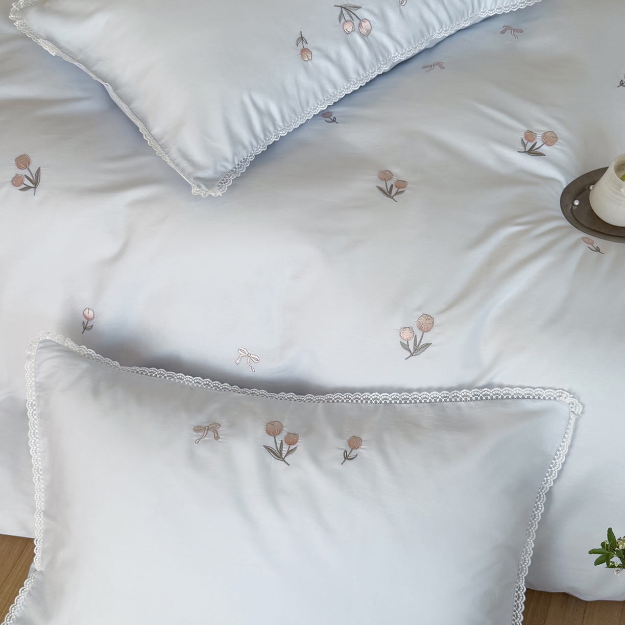 91家纺网 家纺一手货源 找家纺 艾唯希家纺 2026新款全棉纯棉满绣小花边工艺四件套刺绣-郁金小花系列 郁金小花-蓝