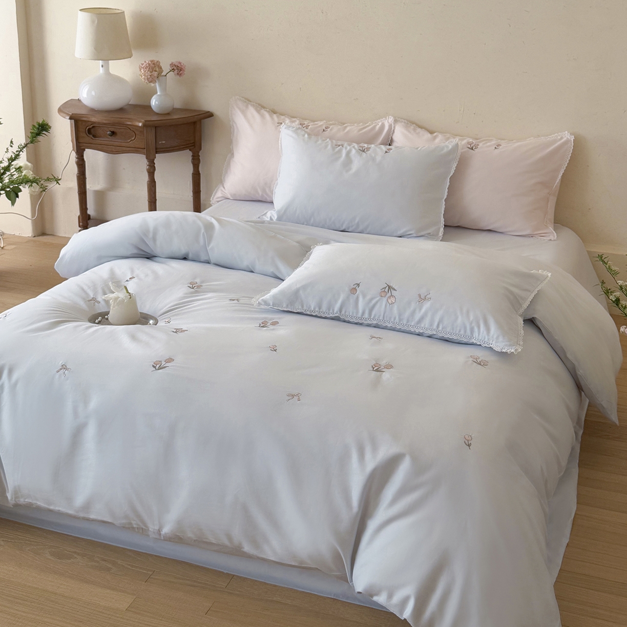 91家纺网 家纺一手货源 找家纺 艾唯希家纺 2026新款全棉纯棉满绣小花边工艺四件套刺绣-郁金小花系列 郁金小花-蓝