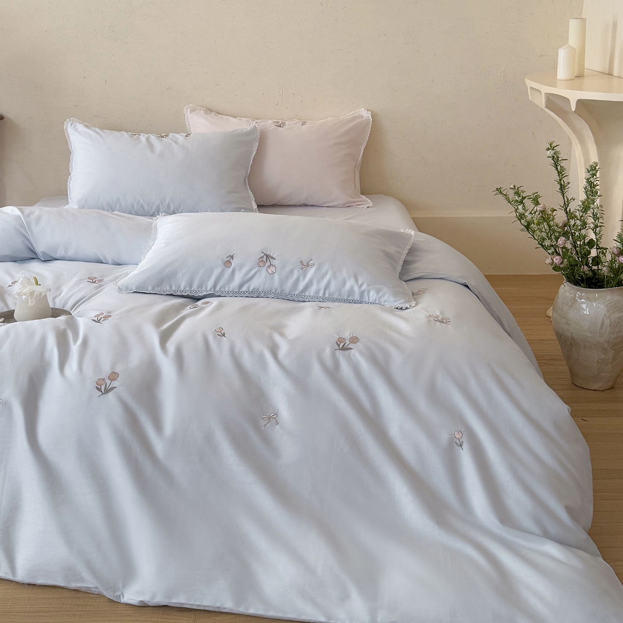 91家纺网 家纺一手货源 找家纺 艾唯希家纺 2026新款全棉纯棉满绣小花边工艺四件套刺绣-郁金小花系列 郁金小花-蓝