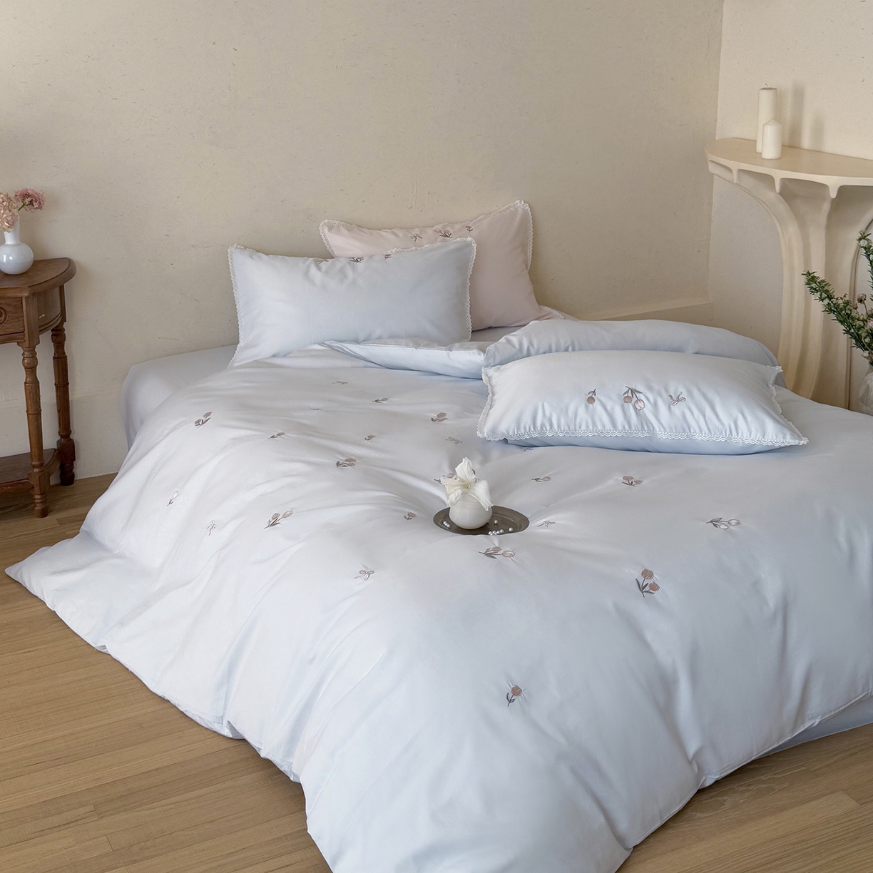 91家纺网 家纺一手货源 找家纺 艾唯希家纺 2026新款全棉纯棉满绣小花边工艺四件套刺绣-郁金小花系列 郁金小花-蓝