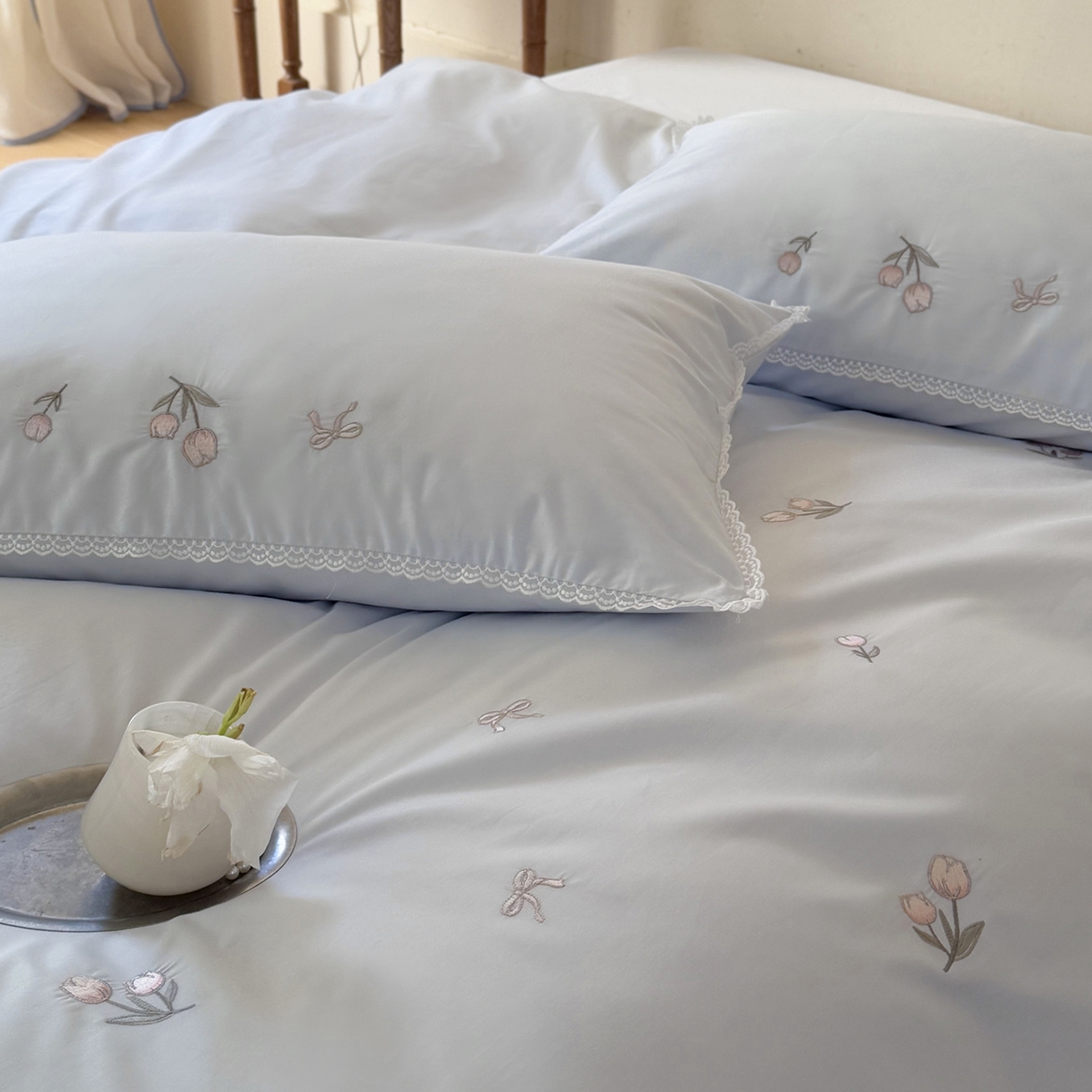 91家纺网 家纺一手货源 找家纺 艾唯希家纺 2026新款全棉纯棉满绣小花边工艺四件套刺绣-郁金小花系列 郁金小花-蓝