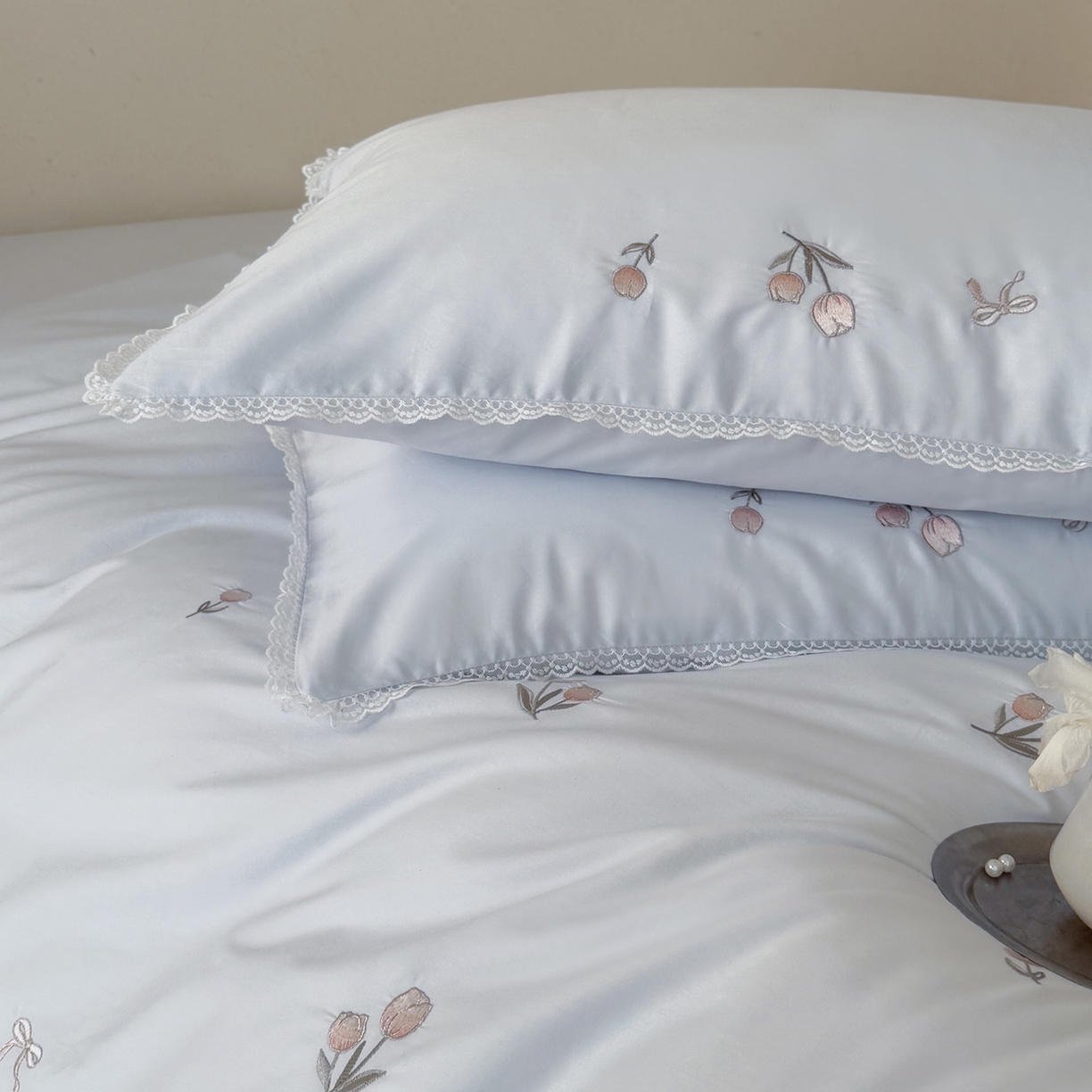 91家纺网 家纺一手货源 找家纺 艾唯希家纺 2026新款全棉纯棉满绣小花边工艺四件套刺绣-郁金小花系列 郁金小花-蓝